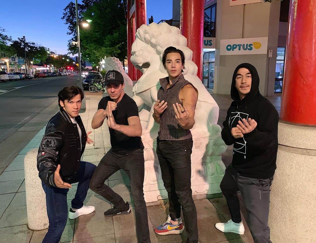 ルーディ・リンのインスタグラム：「Chinatown Adelaide- Night 2019 The boys are on a stroll after a familiar meal in a familiar setting.  (Here’s a snippet of their conversation.)  Boy 1: “Look, a stone lion!” The boyz automatically file into earth shattering fight poses. (Pic1)  Boy 2: Now do one where we actually try. Everyone know EXACTLY what to do. (Pic2)  Boy 3: Now, Young and Dangerous style. (Pic3)  Boy 4: Yo. I need some Pocky, aloe drink and Vitasoy. Think some store’ll have that?  Deadpan look from everyone else. (Every store in Chinatown has that)  Asian Grocery Store - Interior Shelves filled with Pocky, aloe drink and Vitasoy.  Clerk: OMG! Are you guys an asian boy group? Boy 1: Do we get a discount if we are? Clerk: Can I get a picture?  The boys file into their poses immediately.  Clerk: What are you called? Boy 1,2,3,4: Errrr...The MKBz???!!!  Fact: An album cover was made by a MK Krew member for the MKBz the following day after the picture blew up on the internet.  Fact: a fan letter later received said. “That was my aunty’s grocery store! Why didn’t I work that day?!”  Fact: The MKBz later picked up additional members. Their legend continues...  #flawlessfriday #mkbz #mortalkombatmovie #mortalkombat #squadgoals #mksquad」