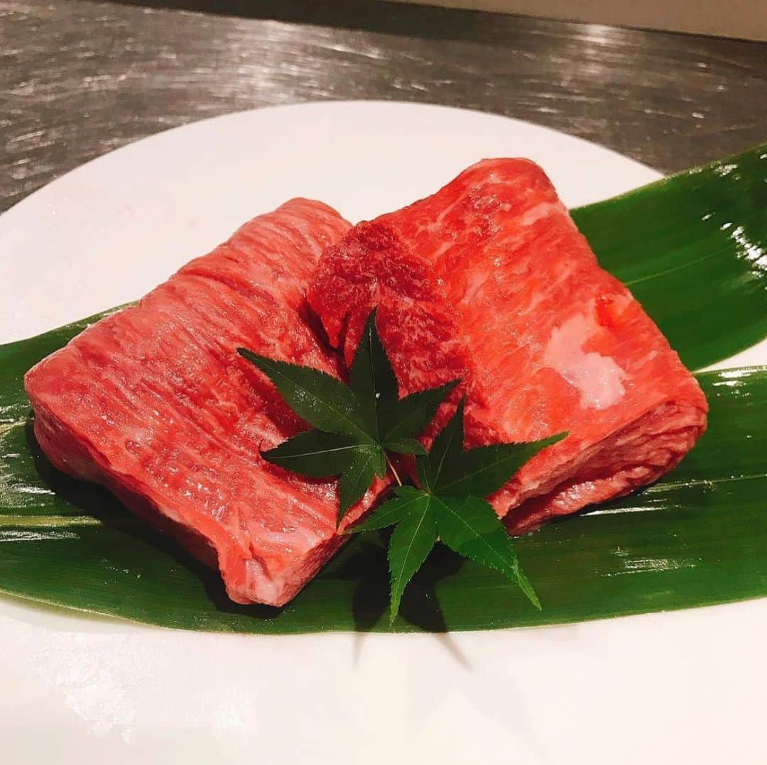 のインスタグラム：「おはよう御座います。 吟難波店でございます。  「うちももかぶり」  きめが粗く 繊維質の多い部位です。 よく運動する場所出るため 繊維質で、やや硬い分、 肉のうまみが詰まった部位です。  ⭐️ランチ営業26日〜⭐️  :豆腐サラダ :コシヒカリ :椀物 :香の物 :小鉢 :焼き贅沢3種盛 :デザート 1800円(税別)  ⭐️17日〜限定イベント⭐️ 16時〜17時までのネット予約 一休限定百合コース10000円(税別) 何と30%off今だけ  緊急事態宣言のため Open　16時00分 close  20時00分 アルコールラスト　19時00分 コースラスト　18時00分  またお昼のご要望や テイクアウトなども 承っております。 何なりとお申し付け下さいませ。  ※菫コース以上 プレモル、角ハイ、酎ハイ All100円 16時〜18時までの ネットご予約のみ！  〒542-0076 大阪府大阪市中央区難波1-8-16 NAMBA HIPS 10F TEL 06-6214-1131 17:00〜20:00 (緊急事態宣言の為)  成人の為だけのイベント 更なる吟からお年玉 是非お早めのご予約を  またテイクアウトも 絶賛好評中です。 お早めのご予約を  #難波 #肉 #吟 #なんば #尾崎牛 #難波駅 #駅チカ　 #テイクアウト #弁当　 #大阪難波　 #夜景　 #なんばHIPS　 #ヒップス #個室 #ワイン #スパークリング #記念日 #誕生日 #肉好きな人と繋がりたい #カップル席 #大阪グルメ #難波グルメ #難波ディナー #難波クーポン」