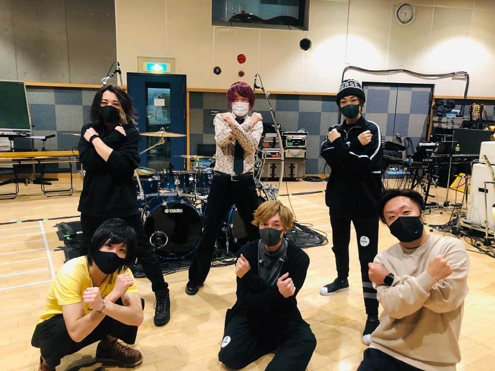 のインスタグラム：「おはようございます！！  『感情直結型ギタリスト』西川進です！！  昨日発表がありました！！  1月30日（土）31日（日） 「ANIMAX MUSIX 2021 ONLINE」に参加させていただきます！！  詳細はこちら！！ animax.co.jp/animaxmusix  #ANIMAXMUSIX #スマッシュルーム #西川進 #芳賀義彦 #浅倉高昭 #モチヅキヤスノリ#青山英樹  はい！！ 今回はオンラインとなりますが、、、  熱量は変わらずです、、、。  昨日のリハもめちゃ良い感じでした、、、。  みなさん良かったら是非！！  写真は、、、  昨日のどや顔、、、。  YAMAHA NCX2000FM　Gut Guitarも元気です！！  スタジオの片隅におかれていたこの物体、、、  アンプの熱を冷やす「送風機」的な物かと思っていたら、、、  「大量のマイナスイオンを発生させる装置」らしく、、、  市販のそう言うものより、、、本気で桁違いの量が出るらしいです、、、。  そして、、、  ちょっとお高いんだそうです、、、。  感染防止にめちゃ効くらしいです、、、。  さっ！！ 今日は会社会議などあります！！ 気合い入れていきます！！ みなさん良き土曜日をおすごしくださいね！！  今日もみなさまの健康を祈っています！！  ＿＿＿＿＿＿＿＿＿＿＿＿＿＿ ＿＿＿＿＿＿＿＿＿＿＿＿＿＿  西川進YouTubeチャンネル 良かったら登録よろしくお願いします！！ https://www.youtube.com/c/nishikawasusumun  ＿＿＿＿＿＿＿＿＿＿＿＿＿＿＿  予約受付中です！！  Emö School（エモスク）2月前半のスケジュール！！  オンラインレッスン 2月6日(土)  2月7日(日)  2月11日(木)(祝) 2月13日(土)   『バレンタインレッスン会☆オンライン！！』 2月14日(日)  詳しくはこちら！ https://note.com/nishikawasusumu/n/n246e1e6169f9  #西川進　#ギター #ギタリスト　#guitarist #guitar #スマッシュルーム　#SmashRoom #サポートミュージシャン   #EmöSensatioN #EmöSchool #エモスク #ギター教室 #音楽教室 #レッスン #スクール #演奏　#楽器　#音楽」