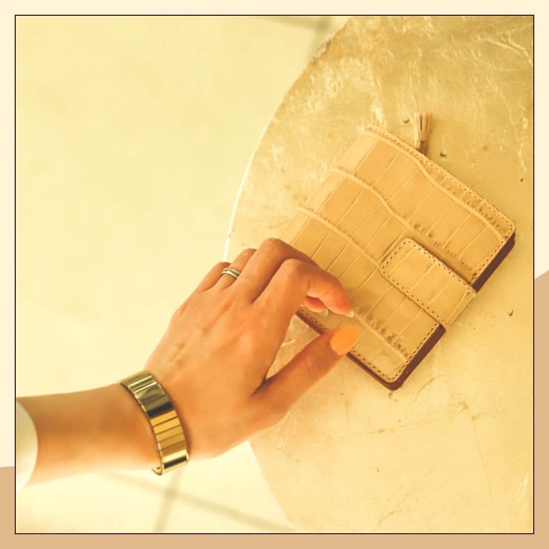 Felisi Japan 〔フェリージ〕のインスタグラム：「【Natural Color Shades】 . シーズンレス且つタイムレスな、 ベージュやナチュラル系のニュートラルカラー。 程よい艶感、そして上品さを感じるカラーの レザーアイテムは、トレンドへの感度の高い貴方の スタイリングへそっと寄り添ってくれます。 . . . ■Wallet Model No. 1064/SA Price：¥64,900 . . . . #felisi #feisiselection #felisicollection #leathergoods #beige #naturalcolor #colorshades #wallet #bag #フェリージ #フェリージセレクション #フェリージコレクション #ベージュ #ナチュラルカラー #トープ #バッグ #ウォレット #ミニウォレット #革小物 #革製品 #レザーバッグ #かばん #鞄」