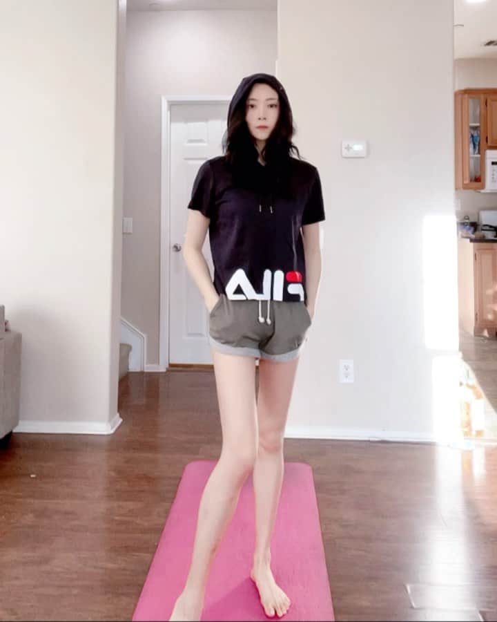 ジャオ・ジンナンのインスタグラム：「Take off my cloth with out my hands 🙌🏻」
