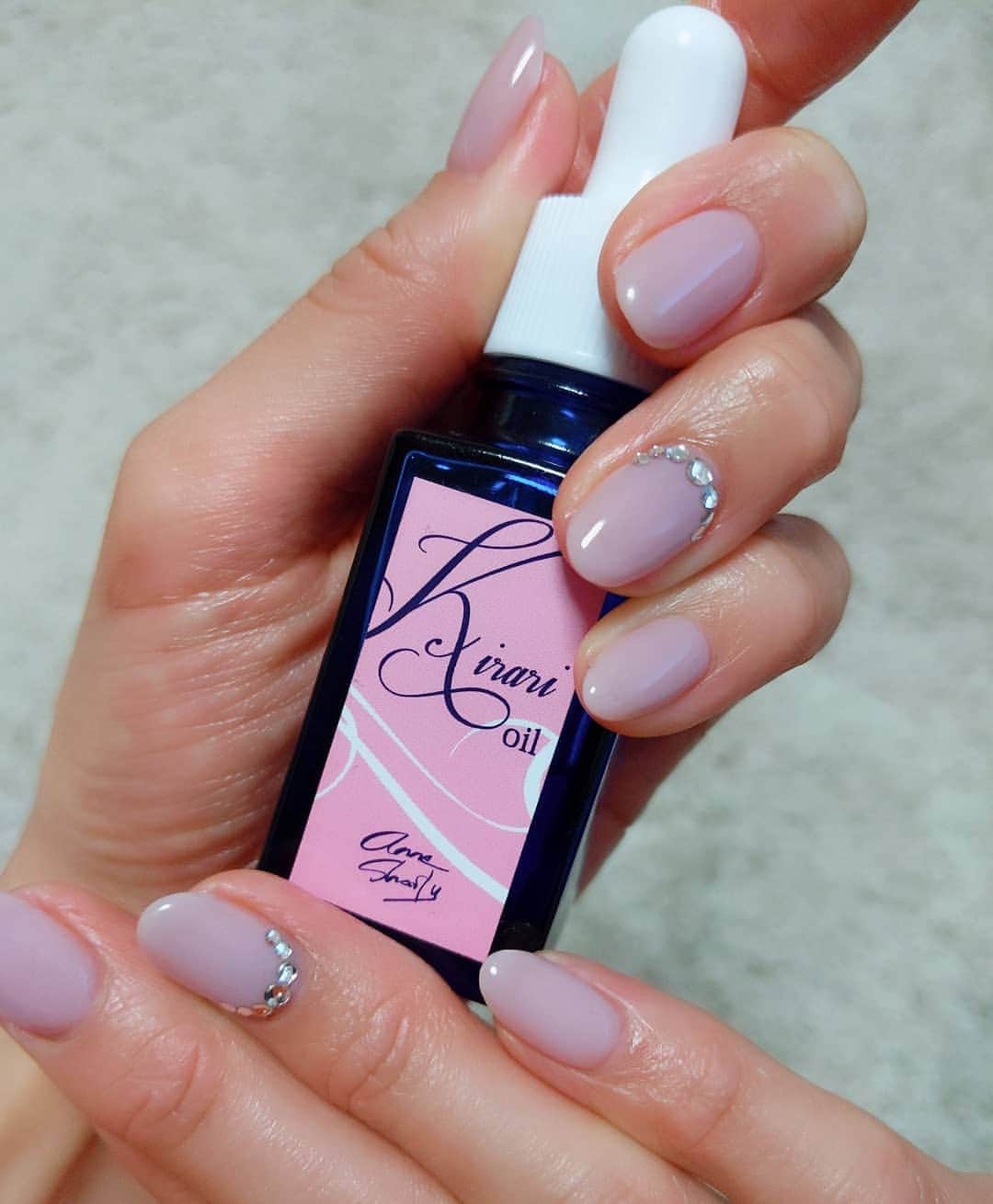 華耀きらりのインスタグラム：「NewNail💅してもらうと 毎回心ウキウキになります😆😆 . 冬の乾燥＋アルコールなどで肌荒れが大敵なこの時期に ハンド＆ネイルオイルとしても『KiRARIoi』必需品です👍👍 . ゼラニウム、ティーツリー、ローズマリー、の香りにも癒やされてます。 @anne.sharly　にて販売中✅✅✅  . #kiralioil#nail #冬ネイル#ピンクネイル #乾燥予防 #ゼラニウム#ティーツリー #ローズマリー #スクワラン #プラセンタ #オリーブオイル #安心の自然由来成分」