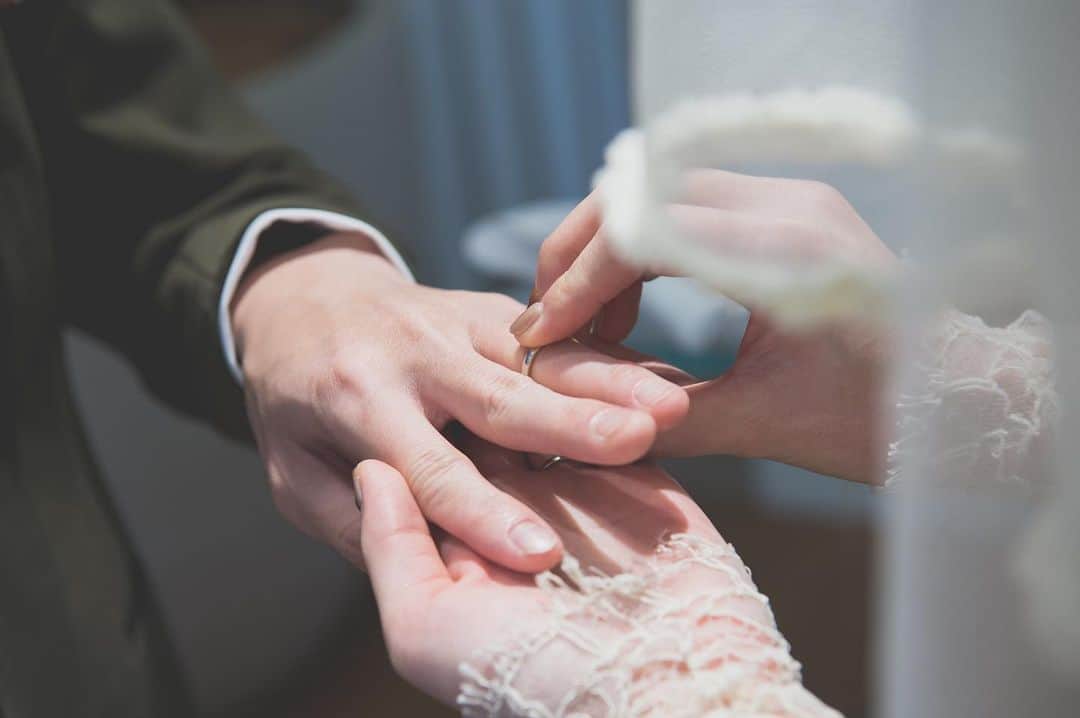 メゾン・プルミエール アット ロビンズのインスタグラム：「結婚指輪といえば、 左手の薬指にはめるというのが世間の常識。  それは、古代エジプトの言い伝えによります。  左手の薬指の血管は、 心臓へと直接つながっていると考えられていました。  そのため、左手薬指に指輪をはめることによって 相手の心をつかんで、 結婚の誓いをより強固なものにする という意味があったと言われています。  また、指輪はどの指にはめるかによって意味が異なります。  左手には「信頼」、薬指には「愛情」という意味があり、 結婚指輪をはめるにふさわしい指だとも言えますね。  #maisonpremiere #wedding #restaurant #restaurantwedding #tokyo #ebisu #メゾンプルミエール  #photo #photoshoot #weddingdress #garden #gardenwedding #2021婚　#フォトウェディング　 #ウエディングドレス　#結婚指輪」