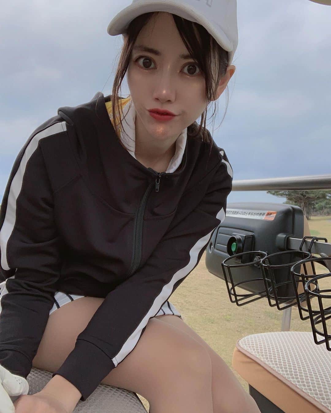 hina2221のインスタグラム：「ゴルフの予定がなさすぎて泣ける🙄💦 ゴルフ場に行きたいw 来週から朝練復活😊  最近アイアンが当たらなすぎてなすぎて、、 友達になれる日がくるように頑張ります😘 . . .  #ゴルフ#ゴルフ女子#筋トレ女子#ゴルフウェア#ゴルフコーデ#pxg#ゴルフスイング#スイング動画#ゴルフ練習#ゴルフ好き#インスタゴルフ#ゴルフ仲間#スポーツ女子#스포츠#골프#골프웨어#高尔夫球#golf#golfgirl#golfswing#golfwear#กอล์ฟ @hina22221」