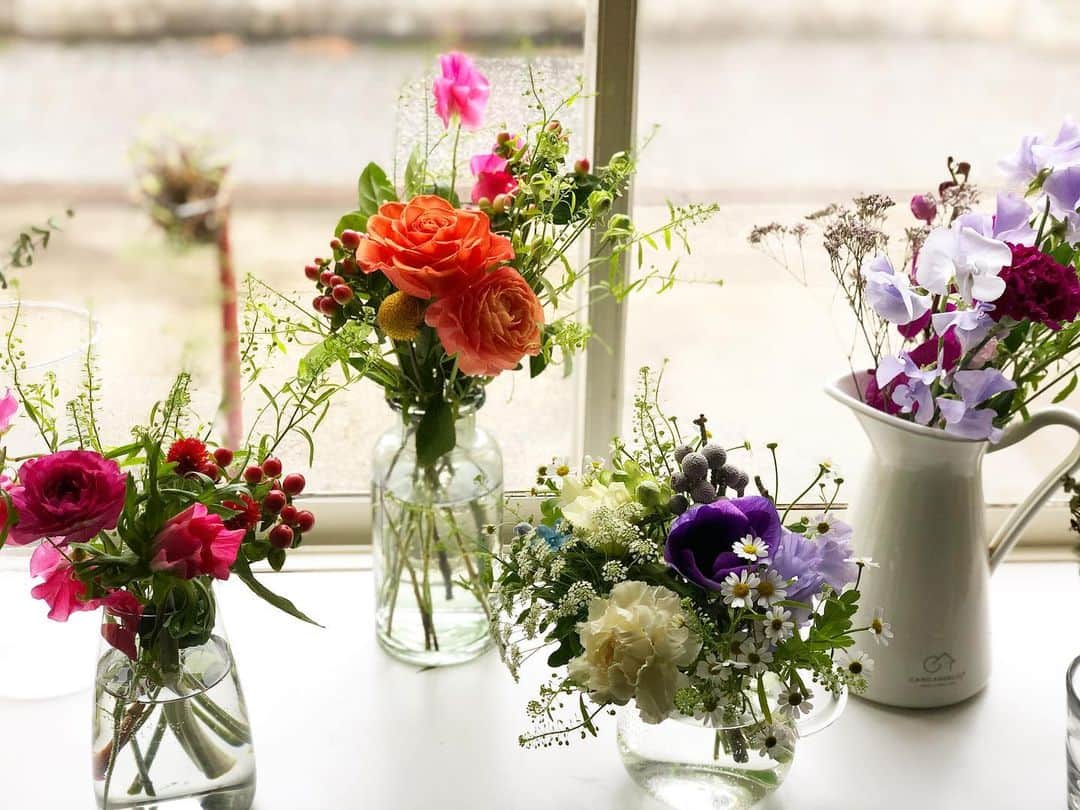 アンヘロ・カロ・ヌエバスさんのインスタグラム写真 - (アンヘロ・カロ・ヌエバスInstagram)「あっという間の週末ですね。 今週もたくさんご来店ありがとうございました。 コロナに翻弄される日々。 お花の力はやはり素晴らしいです。 仕事しながらも、毎日癒されます。 1000円花束が残った物をおうちに持って帰って、出窓に飾って、眺めてほっこりすることにハマっております。笑 幸せ〜  来週もよろしくお願いします。  #flowers  #花のある暮らし  #flowershop  #花屋」1月23日 9時57分 - caro_angelo