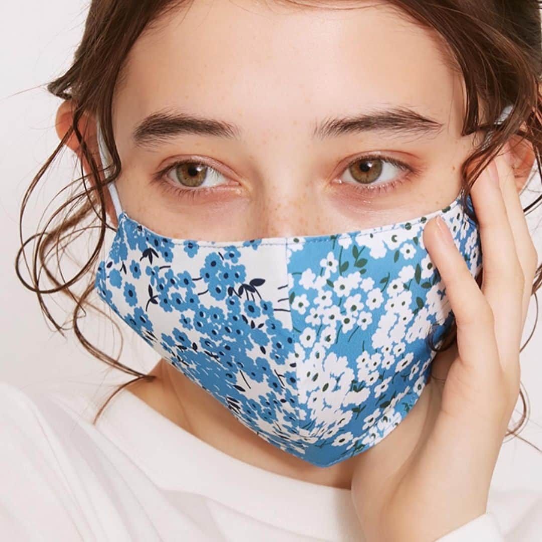 ファーファーさんのインスタグラム写真 - (ファーファーInstagram)「【PICK UP】 誰かを、そして自分を守るために 今私たちに出来ること。  ファッショナブルに楽しめる FURFURのマスクをピックアップ。  スタイリングに合わせて、 顔まわりを華やかに彩るマスクを オンラインでぜひチェックして。  mask ¥2,700＋tax  @furfur_official @furfur_official_staff  #FURFUR #ファーファー」1月23日 10時05分 - furfur_official