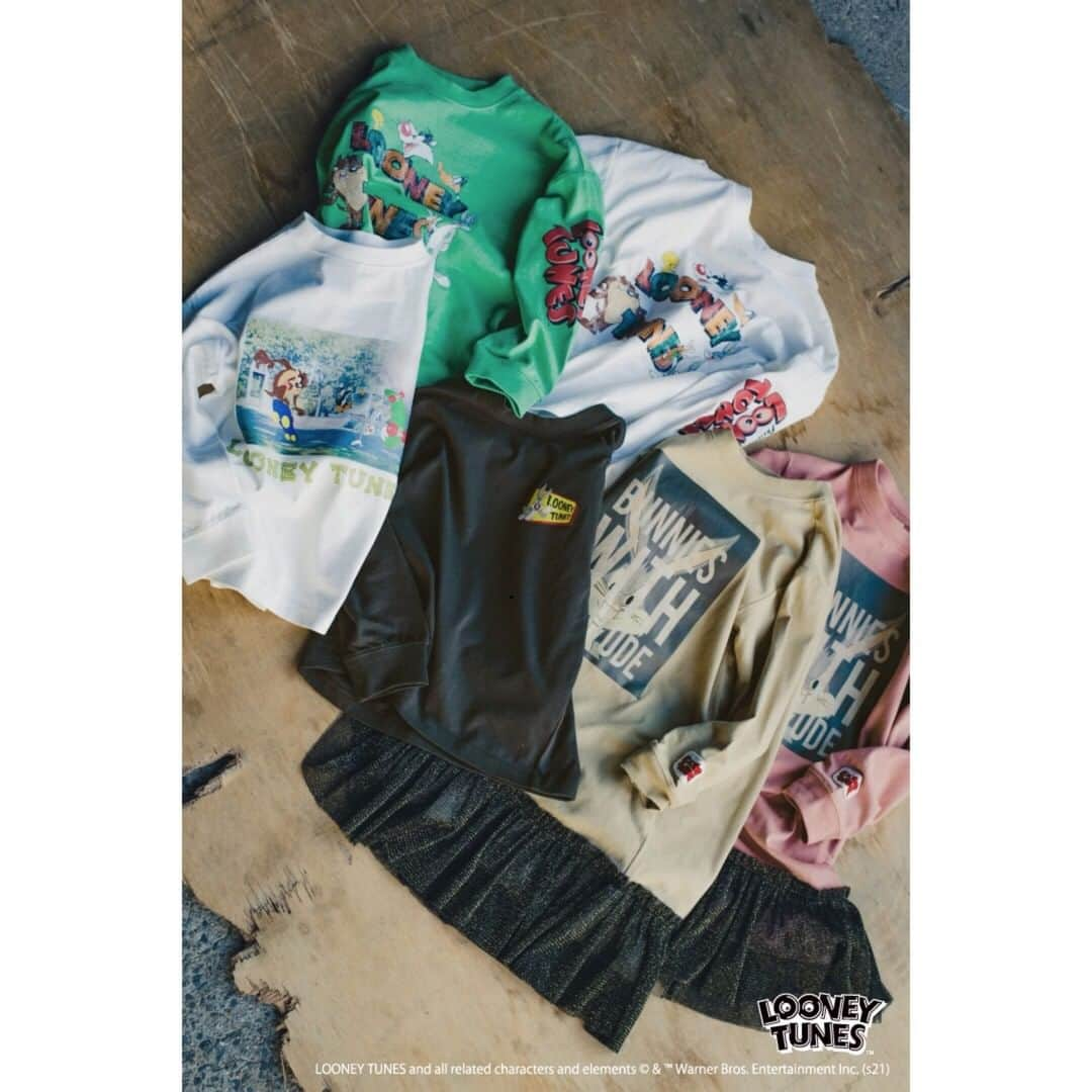 ラッドチャップのインスタグラム：「LOONEY TUNES コレクション  ▷41-1105-009  【LOONEY TUNES】かすれプリント長袖Ｔシャツ 税込2640円  ▷41-1105-010 【LOONEY TUNES】スケボーグラフィック長袖Ｔシャツ 税込2640円  ▷42-1136-016 【LOONEY TUNES】 リメイク風 ワンピース 税込3190円  #radchap #ラッドチャップ #子供服 #kids #kidsfashion #fashion #looneytunes #ルーニーテューンズ」