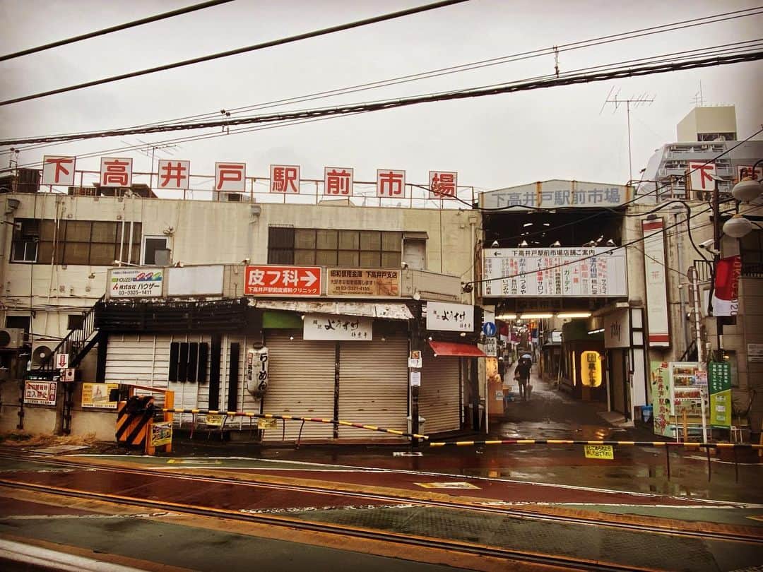 浅田信一のインスタグラム：「雨でバイクに乗れず世田谷線でスタジオまで🚃」