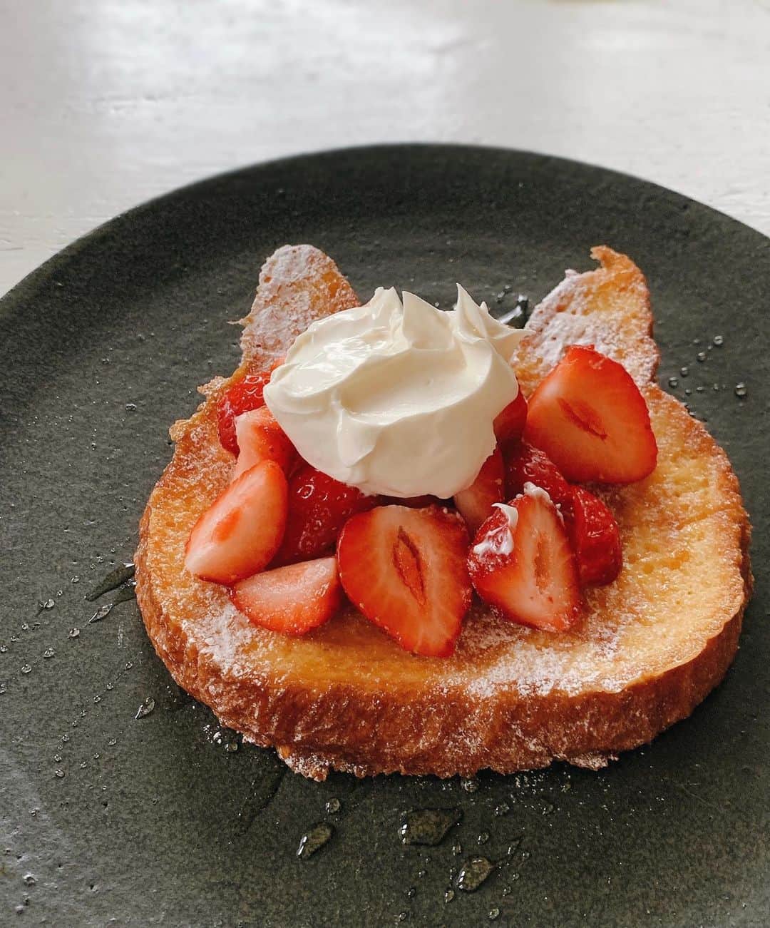 のインスタグラム：「コメントをいただいたので、 早速フレンチトーストに。  #フレンチトースト #ねこねこ食パン」