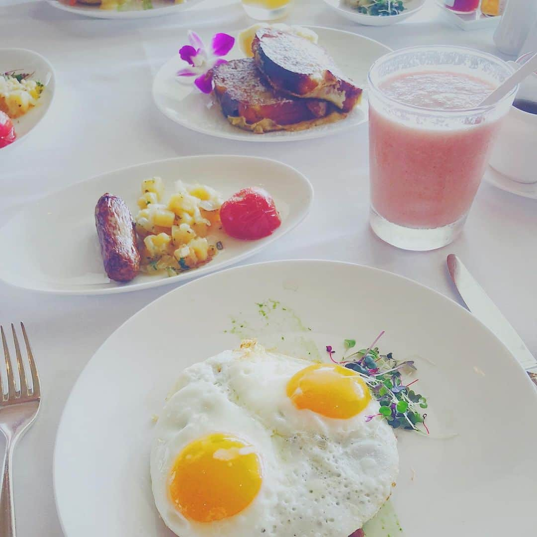 石野千尋さんのインスタグラム写真 - (石野千尋Instagram)「Dream breakfast @halekulanihotel 🌴 . 今日はとっても寒いから、アルバムの中の写真を見返して見つけたあったかい国の美味しい朝ごはんの写真🍳 ハワイ行きたいなぁ。ハレクラニの朝ごはんを食べたい！ あの美しい光の中で写真を撮りたい！ 青い空と海、心地よい音楽、ゆっくり流れる時間。 全部恋しいな♡ . #goodmorning #halekulani #hawaii #honolulu #hawaiiphoto #breakfast #あさごぱん #ハワイ #ハレクラニ #思い出写真」1月23日 10時21分 - chihiroishino