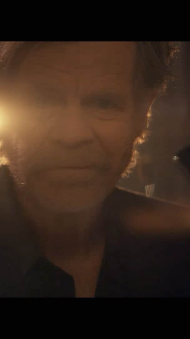 ウィリアム・H・メイシーのインスタグラム：「The official video for my new single “Whiskey Dell” is out! Grab something worth sippin’ and give it a listen. Peace, Willie. @woodycreekdistillers」