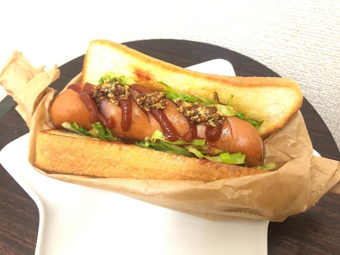 多胡安那のインスタグラム：「朝ごはんが美味しく作れると、 いい一日になりそう。 ホットドッグは焼いた食パンで作るのが好き。  #気象予報士 #フードコーディネーター #アスリートフードマイスター #朝ごはん #食パンドッグ #ジョンソンヴィルソーセージがおすすめ #キャベツもソテーしてからオン #朝ごはんは和食と洋食を気分で #けさは洋風」