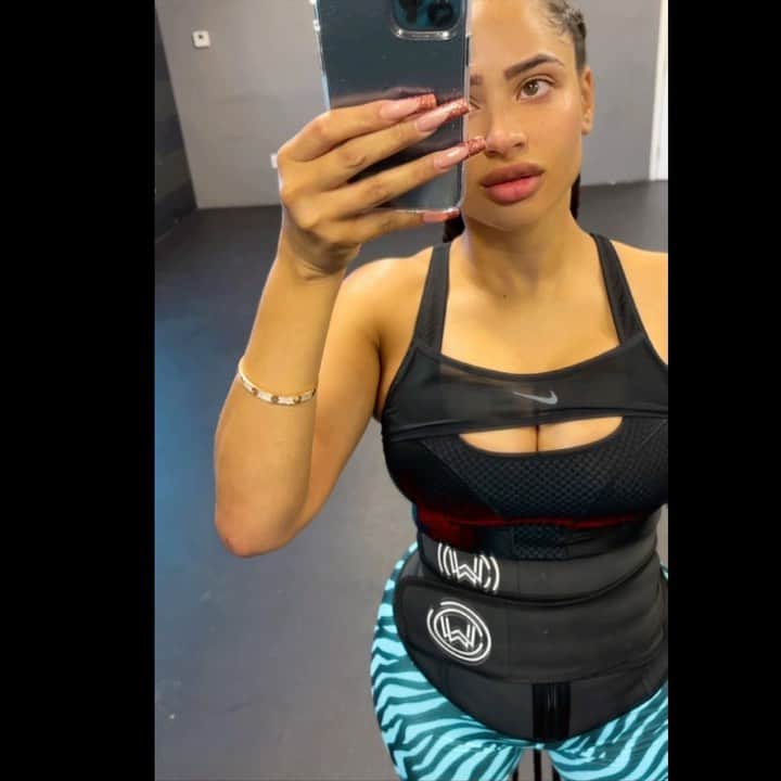 Tori Hughesのインスタグラム：「@whatwaistofficial We back at it !」