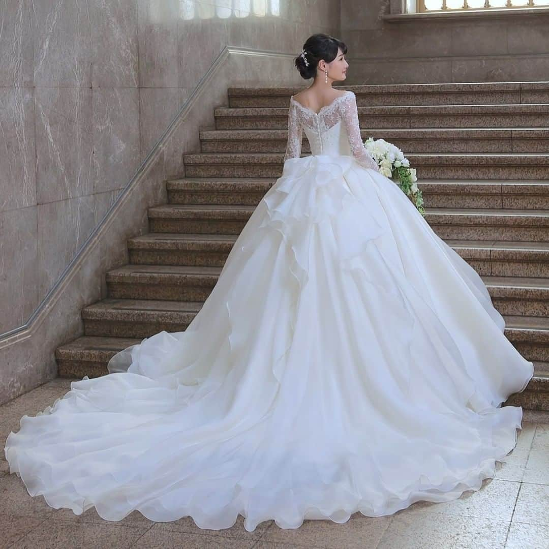 ♡プラコレWedding·⋆*さんのインスタグラム写真 - (♡プラコレWedding·⋆*Instagram)「@placolewedding【#DRESSY花嫁 】 【#プラコレ】をつけて投稿&フォローしてね♩ . ＝＝＝＝＝＝＝＝ . ウェディングドレスショップ TousLesDeux [@tous_les_deux_ginza ] クラシカルで気品溢れる 袖付きドレスがとっても素敵なんです✨ . Photo by... @tous_les_deux_ginza  ＝＝＝＝＝＝＝＝ 『#DRESSY花嫁』『#プラコレ』の ハッシュタグをつけて写真をUPしてね✦ 花嫁アプリ『DRESSY by プラコレ』の 記事に掲載＆リグラムされるかも♩ . みなさまからのいいねや保存 コメントをお待ちしています♥ 「このウェディングドレス可愛い！」 「ヘアスタイルも気になる！！」 「今の花嫁さんの流行りは！？」etc. . ＝＝＝＝＝＝＝＝ 花嫁アプリでは、 プロのアドバイザーに結婚式の相談を何度でも♡ ウェディングドレスの記事や、 自分のウェディングレポを残せちゃう♡” . ＞＞＞TOPのURLからcheck ⋈ @placolewedding ＞＞＞結婚のご相談は プラコレウェディングアドバイザーへ♡ @wedding_adviser ＞＞＞ウェディングレポを残したいなら、 farny by プラコレをcheck ✎ @farny_wedding ＞＞＞ウェディングアイデア＆DIYは ドレシーアイデアcheck ❁ @dressy_idea >>>素敵なドレスに出会いたい花嫁さま♡ @dressyonline_をcheck . ＝＝＝＝＝＝＝＝＝＝＝＝＝＝＝＝ . #プレ花嫁 #卒花 #花嫁 #卒花嫁 #結婚 #結婚式 #試着レポ #farnyレポ #2021秋婚 #2021春婚 #ホテルウェディング #大人花嫁 #刺繍ドレス #バックショット #クラシカルウェディング #ホテル婚 #アップヘア #階段フォト #ロングトレーン  #袖付きドレス #スリーブドレス #ウェディングフォト #花嫁」1月23日 10時29分 - placole_dressy