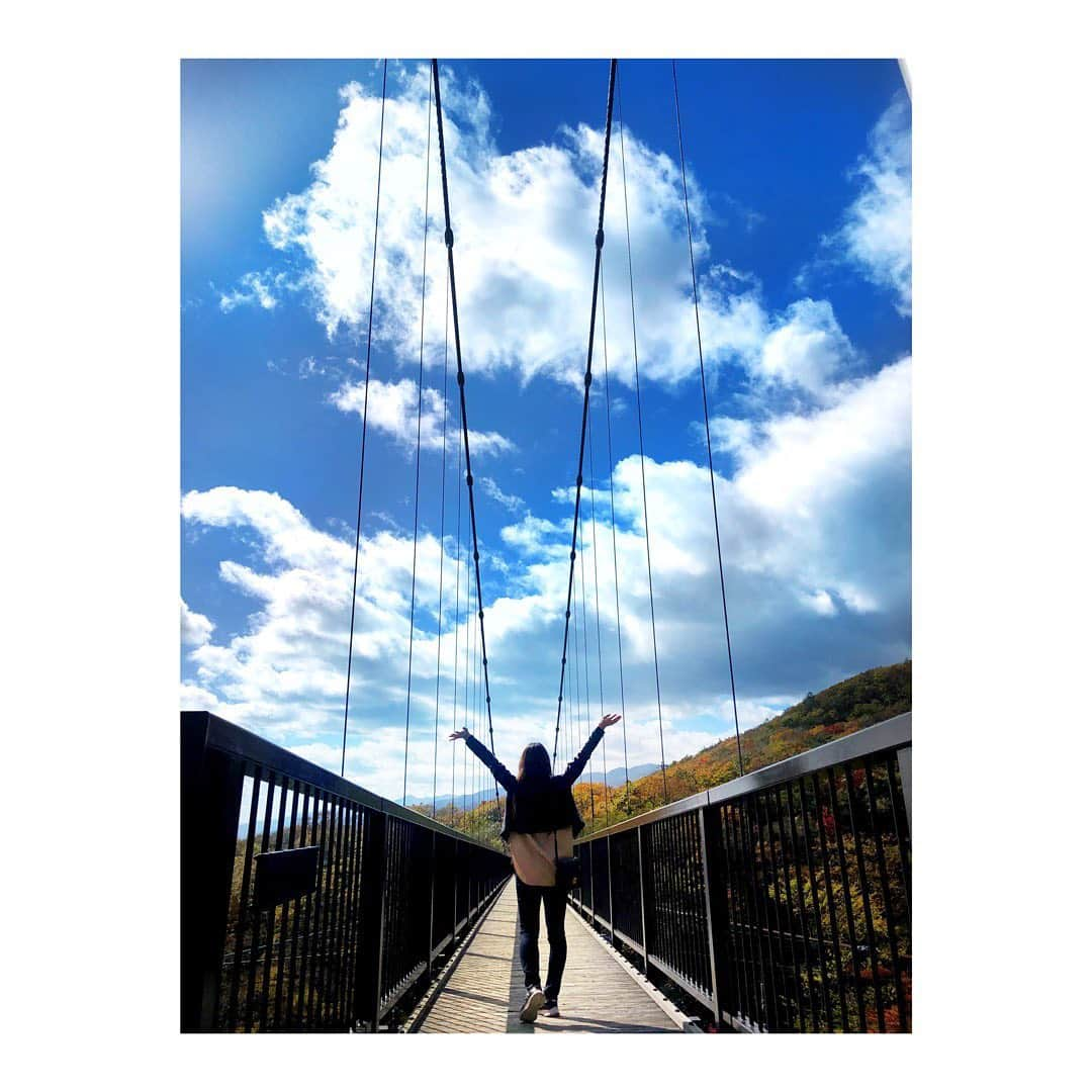 髙田知里のインスタグラム：「・ 吊り橋🌈 ・ たまに揺れるのがなんとも言えない楽しさ🤣🤣 ・ 高いところ好きなタイプ🙄 ・ 天気も良くて気持ちもかった☺️💕 ・ #自然#吊り橋#栃木観光 #アクティブ#2020年秋#快晴#爽快#旅行#ほなチャレ #楽しみ#晴れ」