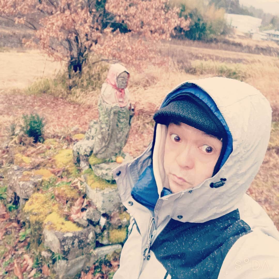 松本隆博のインスタグラム：「。 雨ざんざん振りの中、 今日もウォーキング。 なかなかのずぶ濡れ だけれど、、逆に なんだか御利益ありそう (^^) 今日も一日、 利益後から着いてくる (*Ü*)☆彡   ここで1句！ 御利益は… まずは奉仕が… 後利益  松本山頭歌」