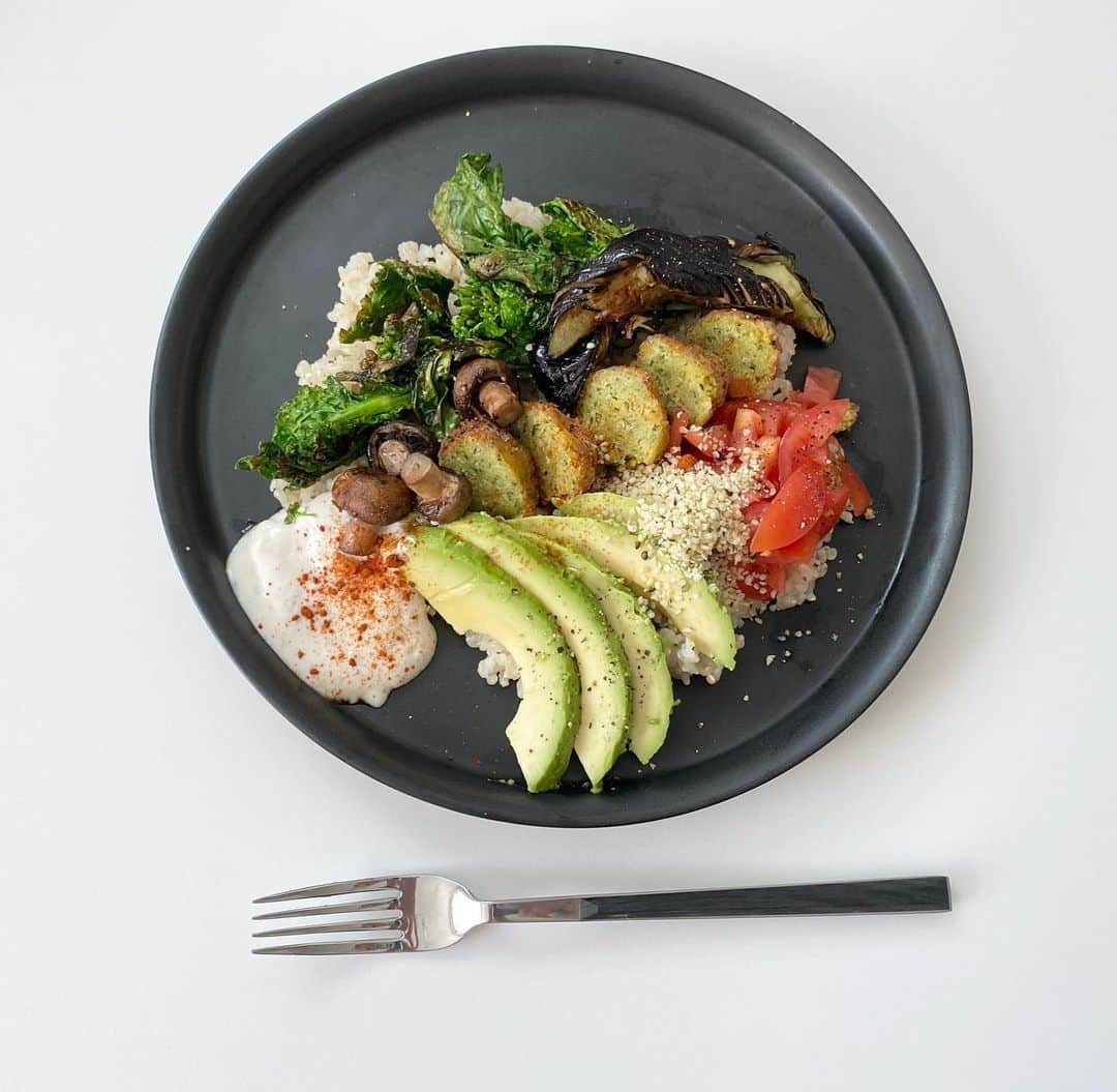 Fabiolla Takinamiさんのインスタグラム写真 - (Fabiolla TakinamiInstagram)「この前友達と#ファラフェル について話ししてたら #ブッタボウル　が食べたくなった😂←単純なやつ  ボウルの中🥣 アボカド、ファラフェル、菜の花、トマト、豆腐マヨネーズ(手作り)、ヘンプシード、ヘンプオイル、玄米、ナス  簡単に作れて美味しい ヴィーガンフードのブッタボウル✨皆んなは食べた事 あるかな？☺️  #fabis_cooking  #buddhabowl #手作り#cooking#クッキング#ヴィーガン料理 #vegan#動物性不使用#自然派#ダイエット」1月23日 10時38分 - fabi_olla
