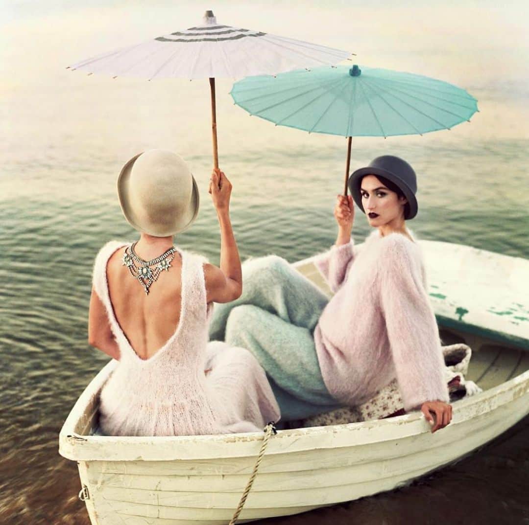 ダニジョーのインスタグラム：「Sailing into the weekend 💕 one of our all time favorite sister shoots @jodiesnydermorel @danielleasnyder #sistersister」