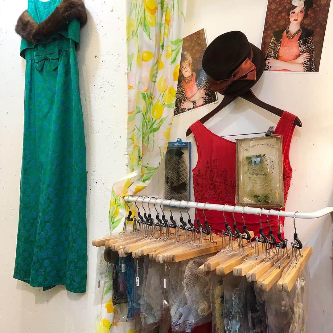 NUTTY Vintage&Collectibleのインスタグラム：「💐Formal Fair 2021💐  あいにくのお天気ですが、 本日も11:00-20:00でOPEN！  引き続き店内では換気、消毒、マスク着用など 感染予防対策に努めております。 ご理解とご協力をお願いいたします＊  ご無理のないよう、お立ち寄り下さいね🌹  ONLINE STOREおよびその他通販では ¥10000以上お買い上げで送料無料！ ご自宅でのショッピングにご活用下さい♡  ---------------------------------------------------- 💐Formal Fair 2021💐1/18(mon)~ ☑︎ヴィンテージジュエリーALL10%OFF  🚌送料無料🚌1/15(fri)~ ☑︎VINTAGE ONLINE STORE ¥10000以上 ☑︎SELECT BOUTIQUE ONLINE STORE ¥5000以上 お買い上げで全国一律送料無料！ （※ONLINE STORE/その他通販全て対象） ----------------------------------------------------」