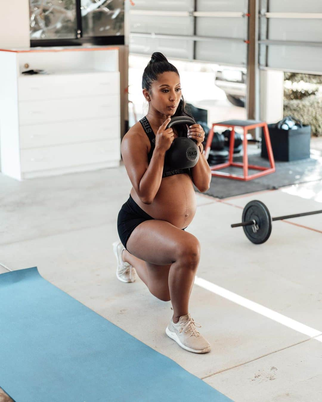 シェネルのインスタグラム：「I’m honestly not sure if my work outs helped with my labor or if it has benefits in speeding up my healing process and getting back to shape. But I do know how it made me feel throughout my pregnancy. Working out helped keep my energy up, and helped maintain overall muscle and strength.. especially during the days I felt super fatigued. Without  overdoing it and decreasing how much weight I trained with as I got into 3rd trimester was key and allowed for me to have a good level Of consistency.  #pregnantfitness #pregnancyshoot #fitandpregnant #fitpregnancy #fitpregnancyjourney #chenelle #pregnantandfit #workoutpregnant #pregnantworkout」