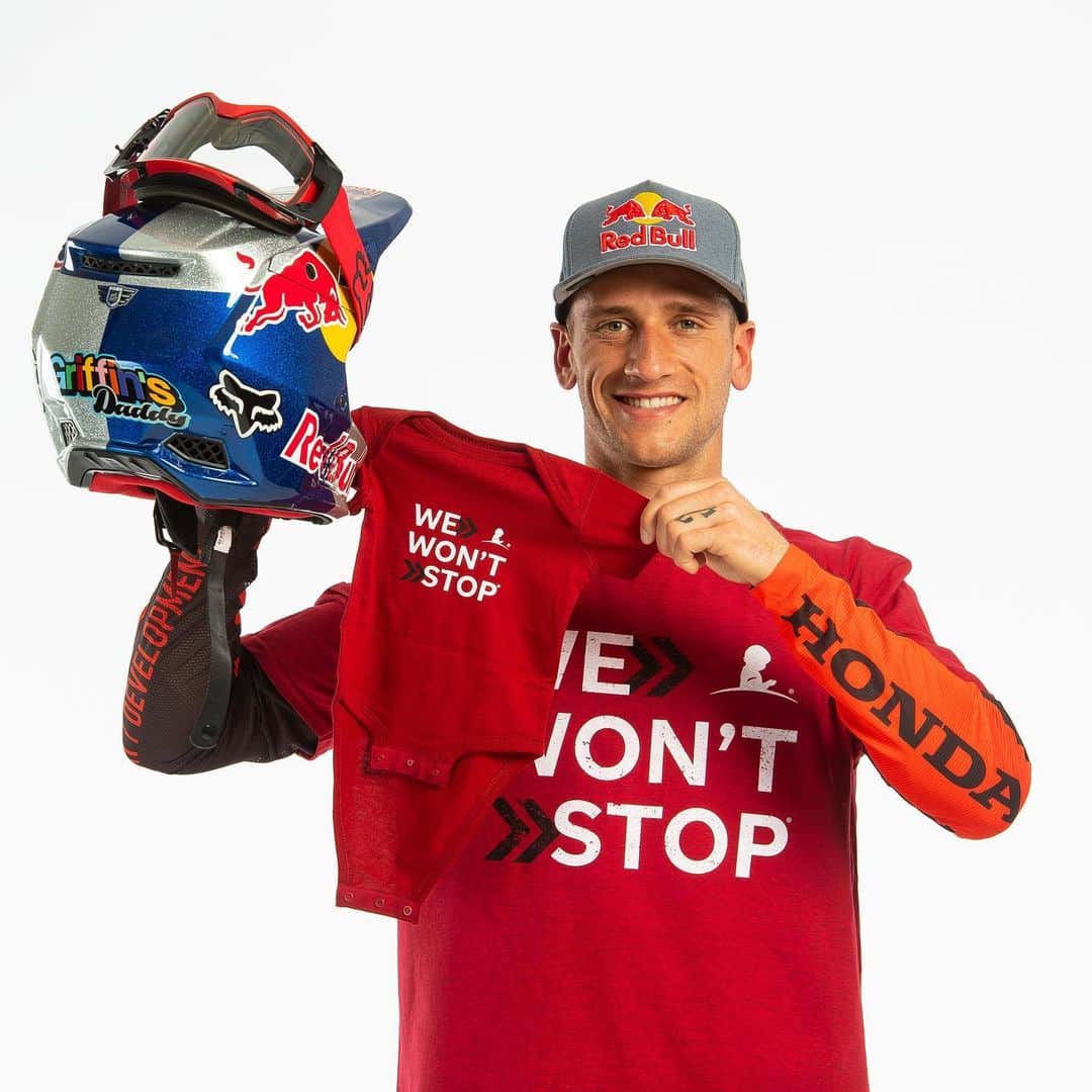 ケン・ロックゼンのインスタグラム：「Now that I have a little one of my own do I understand the importance of this mission. #StJudeWontStop until no child dies from cancer. I’m so proud to support the @stjude mission with @SupercrossLIVE. Join me and get your shirt! Visit www.stjude.org/supercross (link in bio) or text “SUPER” to 785-833.」