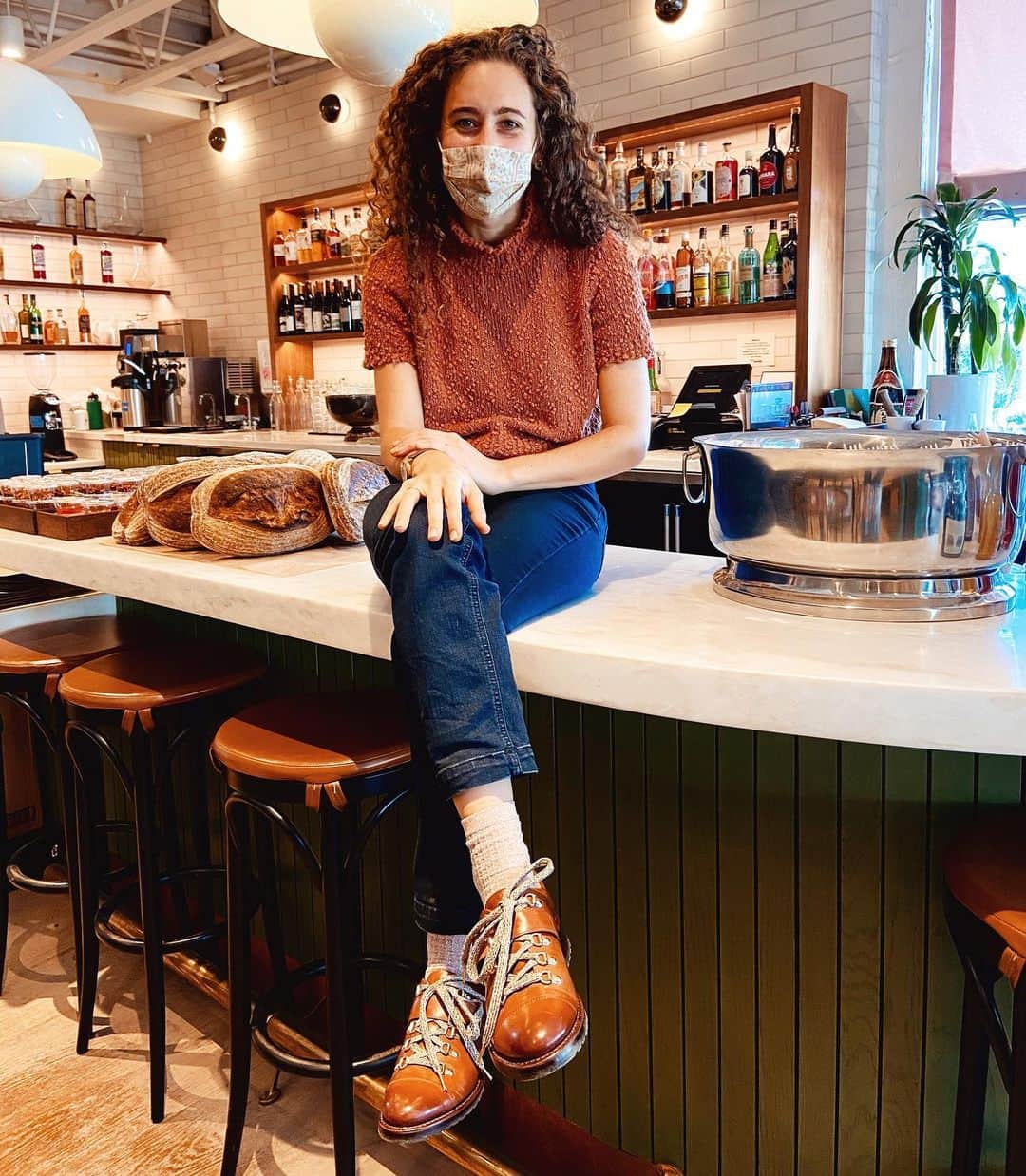ザ オフィス オブ アンジェラ スコットのインスタグラム：「Meet Rachel Greenspan the boss lady behind @bettinapizzeria my all time favorite restaurant in my hometown of Santa Barbara and a serious woman who means business. “Aside from a short hostessing gig in college, I had never actually worked in a restaurant or managed a team of people before opening Bettina. I've drawn from a variety of experiences from my past (sourcing artisanal ingredients for chefs, dining out in New York City, and cooking for friends and family) to create a space focused on hospitality and seasonality. My attention to detail, affinity for hugs (pre-Covid!), and near-constant presence at the restaurant have helped us build relationships and a community of regulars. Everything in my life revolves around food and I am hopeful that my love and excitement for eating gets passed on to our guests with every bite.” #womenwhomeanbusiness #womensoxfords #forwomenwhomeanbusiness」