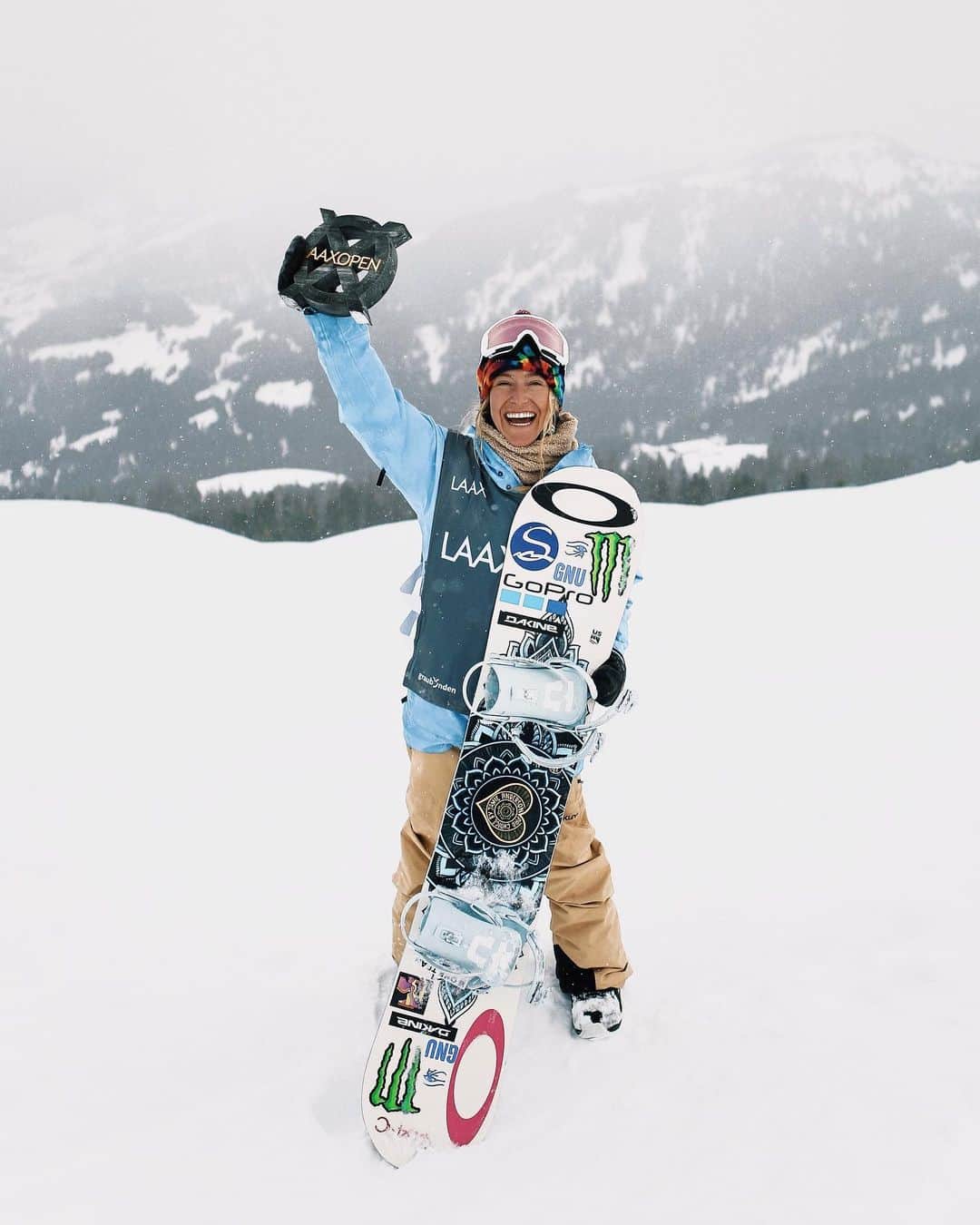 ジェイミー・アンダーソンのインスタグラム：「I think my smile says it all 🤩   So grateful and straight up, proud of myself! 🤍🤟🍻  📷 @dashanosova」