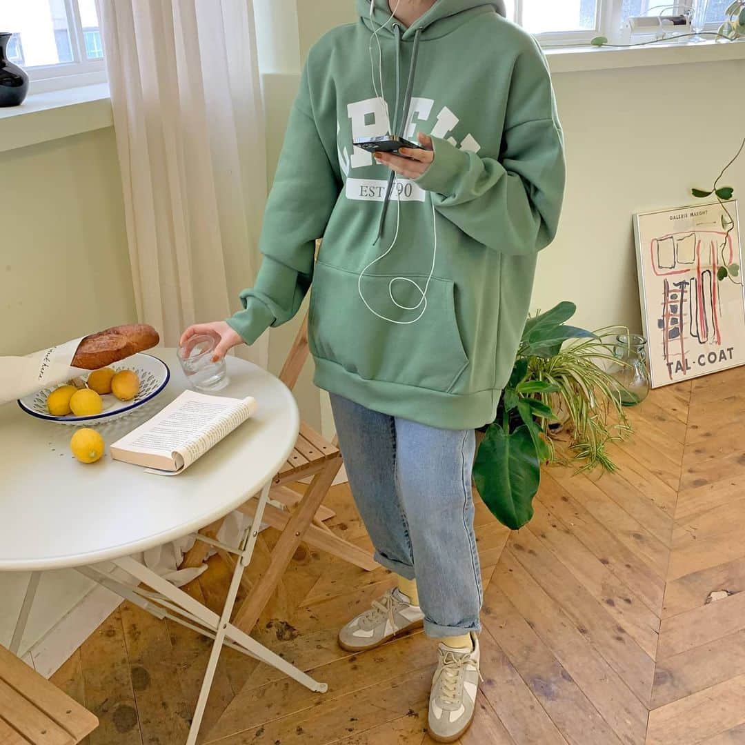 のインスタグラム：「カジュアルさ満点💯フードパーカー💚 ポイントになるグリーンカラーからベーシックなネイビー、ブラック、ライトグレーの全4カラー展開です👍  ぜひチェックしてみてください🥰 -  #フード #パーカー #スウェット #カジュアル」