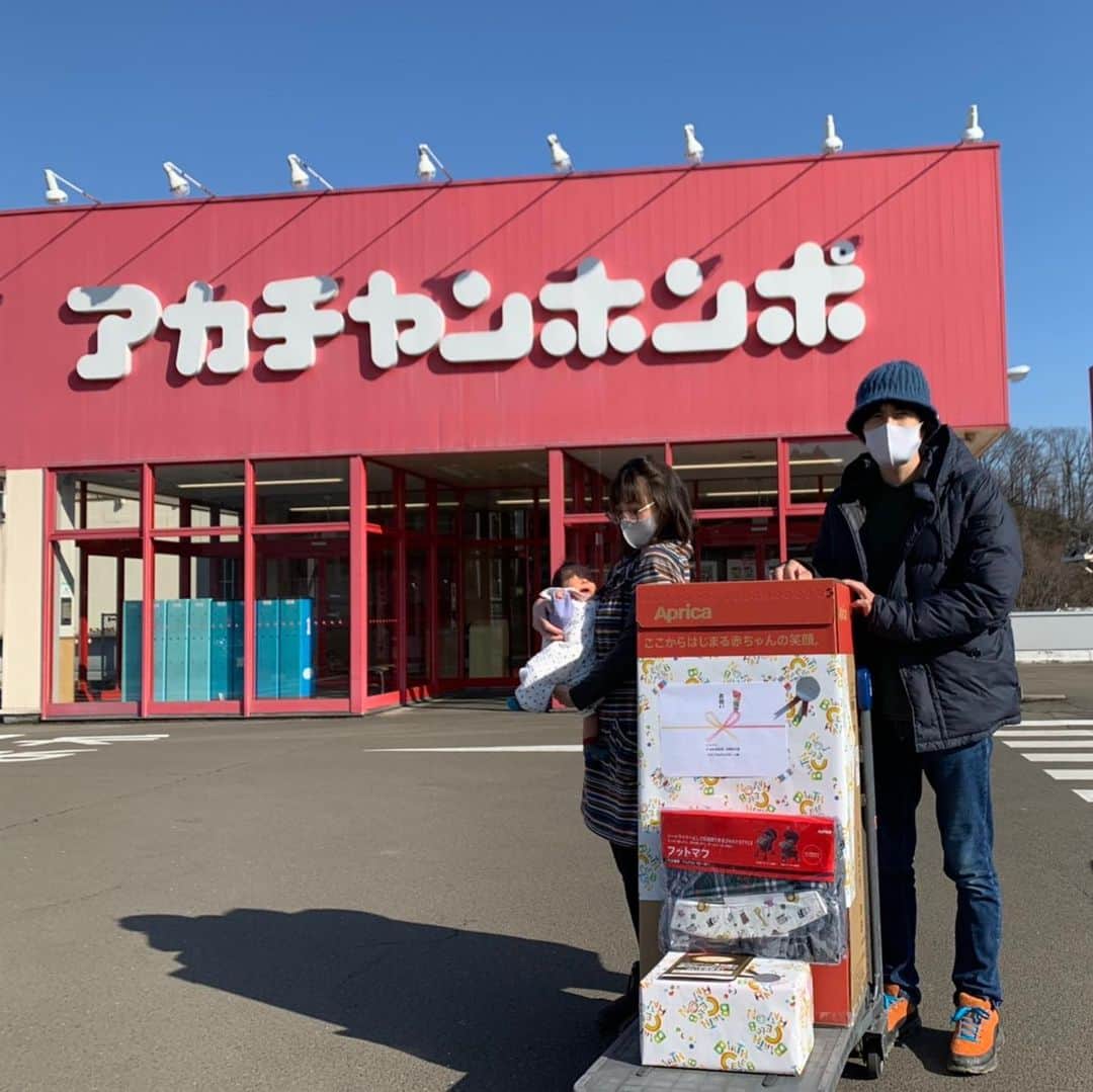 三浦絵里菜さんのインスタグラム写真 - (三浦絵里菜Instagram)「気付けば1月ももうすぐ終わるじゃないか。。 毎日ハイペースで成長するときちゃん👶🏻 そのハイペースについていくのがやっとな私🙋‍♀️  なかなかジムに顔出せてないけど、ビーナッツの皆さんにお祝いをいただきました！ この場をお借りして、本当にありがとうございます🙇‍♀️🙇‍♀️ 25ちゃんとすずも一緒に選んでくれて、本当に感謝です！ これでたくさんおでかけしまーす！！  地元の友達も遊びに来てくれて、とても楽しかったな🥰 まり、すぅ、ゆう、ありがと♡  子育て大変だけど、楽しいし少しずつ笑うようになってきて嬉しいかぎり！ 父もがんばってるよ🙋‍♂️  今更ながら、あけましておめでとうございます🐮 今年もよろしくお願いします🙇‍♀️  #子育て中  #橙希ちゃんだよ」1月23日 10時44分 - 7eri