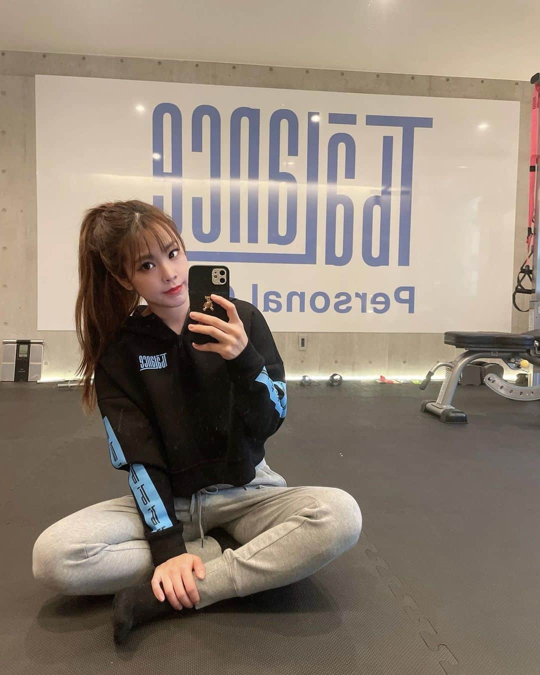 のインスタグラム：「. ふじい、初パーソナルへ行く！🙋‍♀️ カウンセリングしてもらって、そこからトレーニング！ 悩みに合わせてトレーニングしてもらった〜💪💓 今なら入会金無料やし、1回6300円以下！🥺 レンタルウェア、プロテイン、お水無料も素敵🥺 初プロテインはヨーグルト味でした🤤  ちなみにこの着てるウェアは、 T-balanceさんのアパレルの物です！ 気安くて丈も短めで可愛かった🤤❤️ 今なら30%以上値下げで31日までなので 買うなら急げーー！！ ⏬ https://tbalance.official.ec/  _  #tbalance #osaka#fashion#make#大阪#関西#いいね#美容#前髪#イヤリングカラー#パーソナルトレーニング#ジム#ウェア」