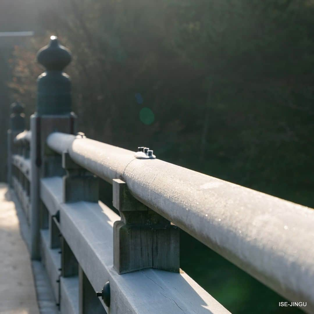 伊勢神宮さんのインスタグラム写真 - (伊勢神宮Instagram)「#伊勢神宮 #神宮 #神社 #心のふるさと #内宮 #宇治橋 #欄干 #霜 #降霜 #ISEJINGU #JINGU #SOUL_of_JAPAN #japan #jinja #shinto #naiku #ujibashi #frost」1月23日 11時00分 - isejingu.official