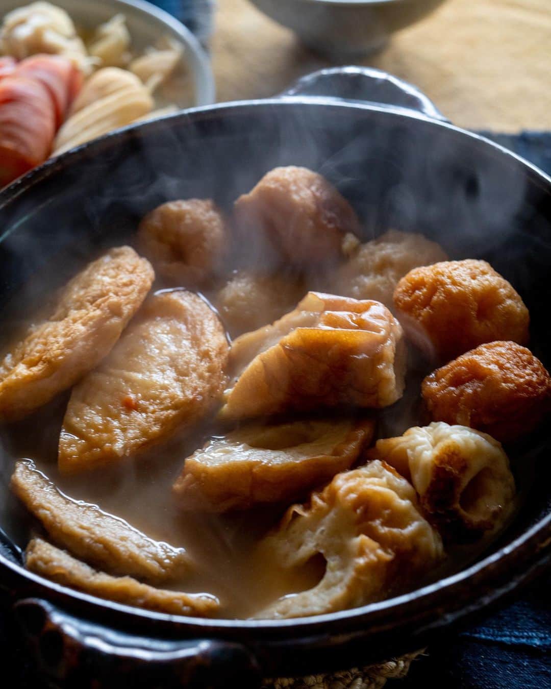 武井義明さんのインスタグラム写真 - (武井義明Instagram)「残り物で朝食。おでん（だいこん追加）を小鍋で温め直し、蕎麦つゆ（牛と葱とえのき）に具を足して玉子を落としたの。糠漬けは出したて。最後の写真は昨晩のおでんです。なかなかなくならない冬の煮物。」1月23日 11時01分 - bebechef