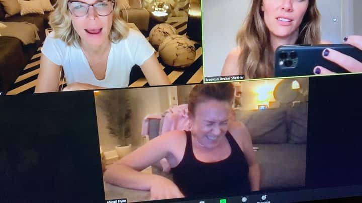 ブルックリン・デッカーのインスタグラム：「Yesterday was the most 2020/2021 day. While on zoom, my dear friend went into labor. One of us kept talking (per her request) trying to distract, one of us timed her contractions, one of us gave birth to a beautiful baby (a few hours later, at the hospital!) What a day, what a day.」
