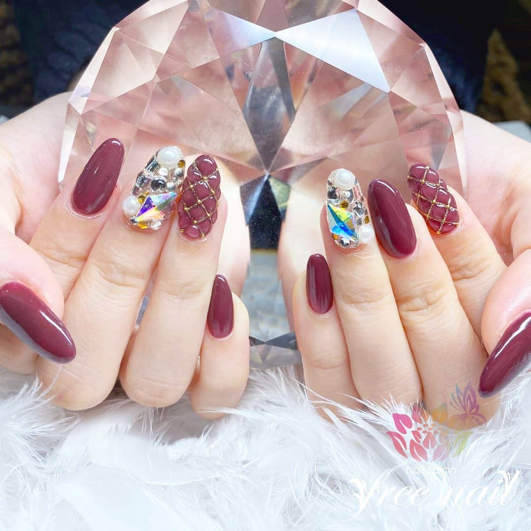 ネイルアーティストRYさんのインスタグラム写真 - (ネイルアーティストRYInstagram)「. ぷっくりキルトネイル💅🏻🍇✨ . 大人色💄💗 . #ネイリスト #ネイルアーティスト #ネイルアート #ネイルチェンジ #ネイルサロン #大阪ネイルサロン #ネイルスクール #ネイル動画 #ジェルネイル #ネイルデザイン #キルトネイル #ぷっくりネイル #ビジューネイル #敷き詰めネイル #ボルドーネイル #シルバーネイル #デザインネイル #トレンドネイル #おしゃれネイル #シンプルネイル #大人ネイル #冬ネイル #winternails #美甲 #日式美甲 #日式美甲胶 #日本美甲师 #日本美甲老师 #美甲上课 #日本胶」1月23日 11時13分 - nail_artist_rm