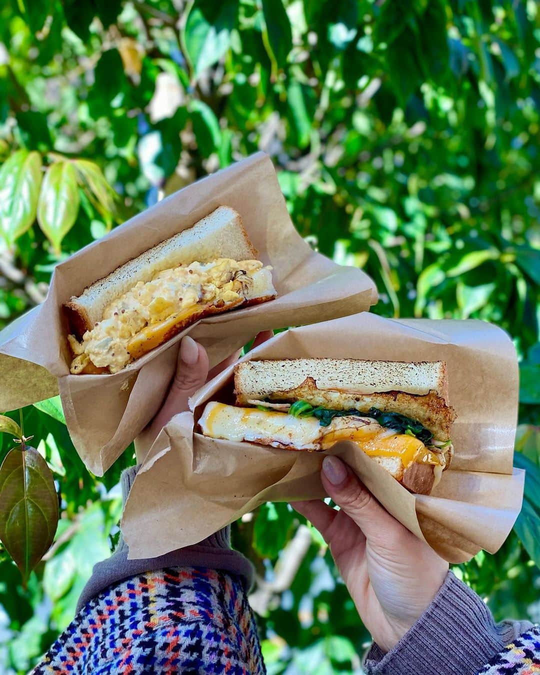 のインスタグラム：「. 気になっていたメルトサンドイッチ🥪💛🥪 . さとちゃんと秋葉原へ行ったので、 先月OPENしたばかりの「Melt Sand秋葉原店」で テイクアウト🥡💕 👉(@meltsandofficial) あまりにも美味しそうでcheckしてたの😄❣️ . 💛タルタマmeltsand (380円) 💚ポパイmeltsand (480円) . メニューは全6種類✨ オーダーしてから目の前で焼いてくれるので、 熱々＆チーズとろとろ🧀🥺🧀 それぞれ3〜4種類のチーズが入ってるよ💁‍♀️ タルタル卵とチーズの相性が抜群過ぎました👏 . チーズ好きにはたまりません🥰 . #MeltSand  #メルトサンド  #秋葉原  #末広町 #秋葉原テイクアウト  #末広町テイクアウト #チーズサンド  #ギフトゥユー  #サンドイッチ #ホットサンド  #ホットサンド専門店」
