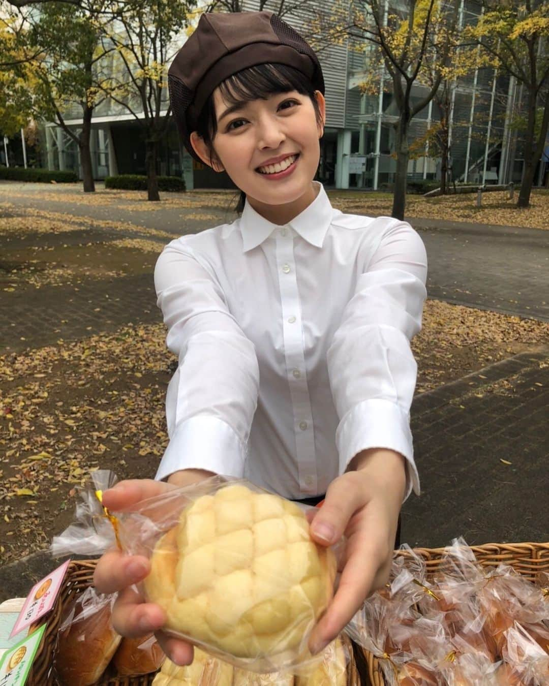 【公式】監察医 朝顔のインスタグラム：「...﻿ 🥨監察医朝顔 第10話 再放送🥨﻿ ﻿ 📍1/23(土) 25:45〜26:45﻿ (関東ローカルでの放送です)﻿ ﻿ 今回は、第10話から問題🌞🍃﻿ 興雲大学内の移動式パン屋で、﻿ アルバイトとして働く愛菜ちゃん。﻿ そのパン屋の名前は何だったでしょうか？🌭﻿ ﻿ ①ホワイトパン工房﻿ ②ブーランジェリーホワイト﻿ ③興雲の白パン屋﻿ ④ホワイトベーカリー﻿ ﻿ 解答は、コメント欄にお願いします🙈﻿ 正解は11話放送後に発表予定💪﻿ ﻿ #次回の監察医朝顔は﻿ #第11話1月25日月曜日﻿ #夜9時放送 ✨﻿ ﻿ #新春SPクイズの正解は﻿ #3の半分の半分サイズのお好み焼きでした﻿ #上野樹里﻿ #時任三郎﻿ #風間俊介﻿ #大竹しのぶ﻿ #柄本明﻿ #第2シーズン﻿ #監察医朝顔﻿ #朝顔﻿ #監察医朝顔2﻿ #朝顔2﻿ #続編﻿ #新作﻿ #2クール﻿ #撮影中﻿ #月9﻿ #フジテレビ」