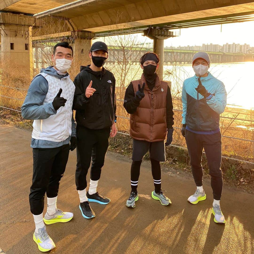 チョ・ウォニさんのインスタグラム写真 - (チョ・ウォニInstagram)「새로운 멤버 🤩 토요일 새벽 러닝 🏃🏻‍♂️🏃🏻‍♂️🏃🏻‍♂️🏃🏻‍♂️  #조원희 #션 #임시완 #이영표  #러닝크루 #가야돼가야돼 #와우와우 #🔥」1月23日 11時09分 - wonhee06