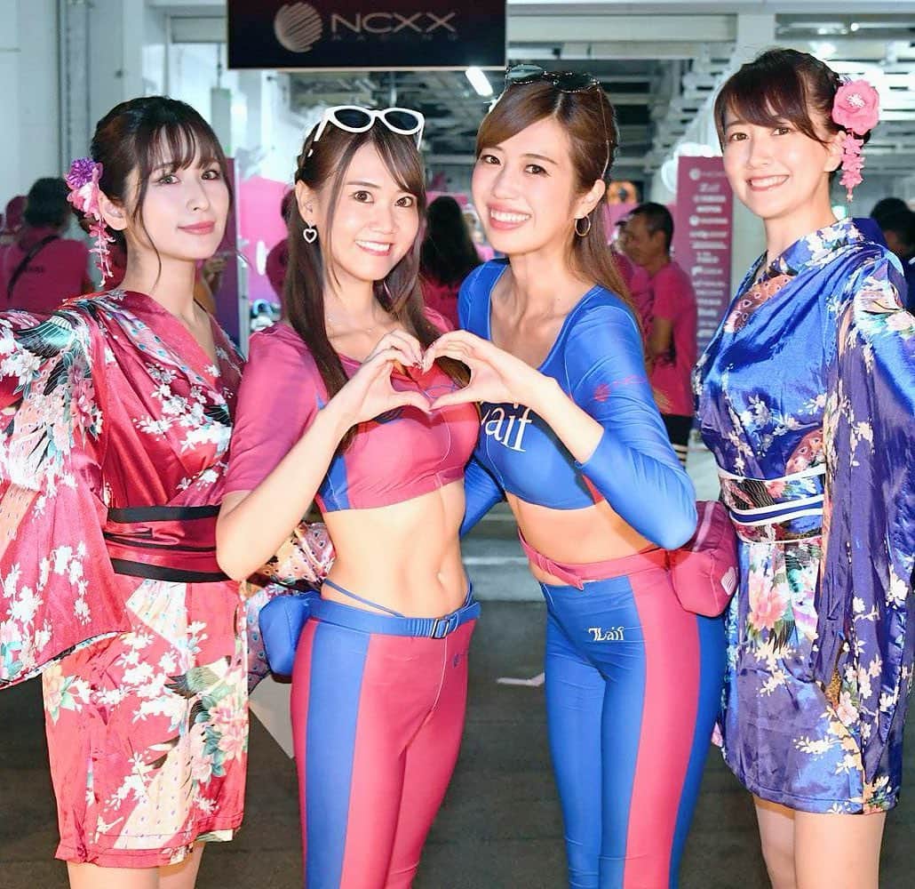 のインスタグラム：「レア写真蔵出し👏  ネクスのピットにエクセディの2人が来てくれて4人揃ったの🥺❤️ うれぴよ   #コスチューム #鈴鹿8耐 #鈴鹿8時間耐久 #鈴鹿8時間耐久ロードレース #レースクイーン #お尻 #レースクイーン#安藤まい#へそだし #exedyracinggirls#exedy#japanesegirl #ncxx #ncxxracing #ncxx2019 #ncxxレーシング #racequeen #zaifncxxracing #suzuka8hours #suzuka #zaif #rq」