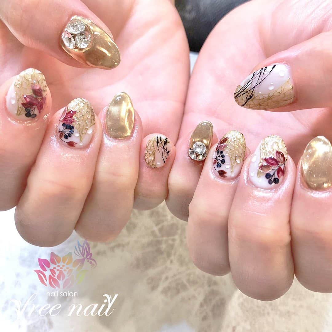 free nail フリーネイルさんのインスタグラム写真 - (free nail フリーネイルInstagram)「. お客様ネイル💅🏻☃️ . ゴールドミラーネイル🪞⚜️ . 繊細な細工で素敵に👩🏻‍🎨🎨 . ご来店ありがとうございました🙇🏻‍♀️🙇🏻‍♀️🙇🏻‍♀️💗 . #ネイルアート #ジェルネイル #ネイルサロン #大阪ネイルサロン #ネイルデザイン #ネイルチェンジ #ミラーネイル #ビジューネイル #フラワーネイル #ドロップネイル #ゴールドネイル #ホワイトネイル #デザインネイル #トレンドネイル #大人ネイル #きれいめネイル #ネイルパーツ #冬ネイル #winternails #nailsart #nailsdid #美甲 #日式美甲 #日式美甲胶 #日本美甲师 #日本美甲老师 #美甲上课 #日本胶 #フリーネイル #freenail」1月23日 11時12分 - freenail_jpn