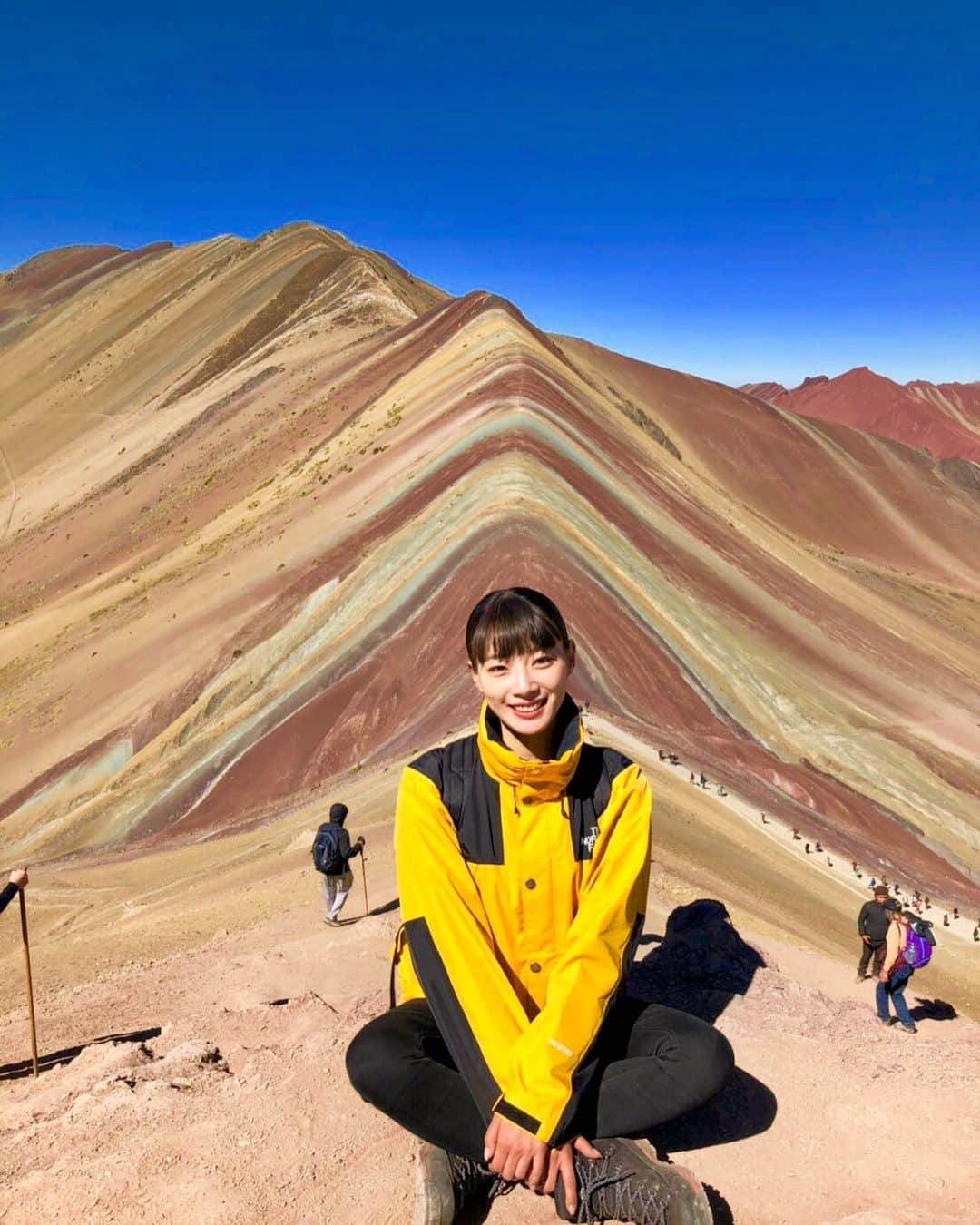 江田友莉亜のインスタグラム：「旅サラダ @tabisalad #ペルー の旅 ご覧頂きありがとうございました‼︎‼︎  #レインボーマウンテン の頂上 とてつもない絶景でした🌈🏔 標高5,036m…頑張って登った甲斐がありました。  衣装のことなど、またあとで載せますね~」