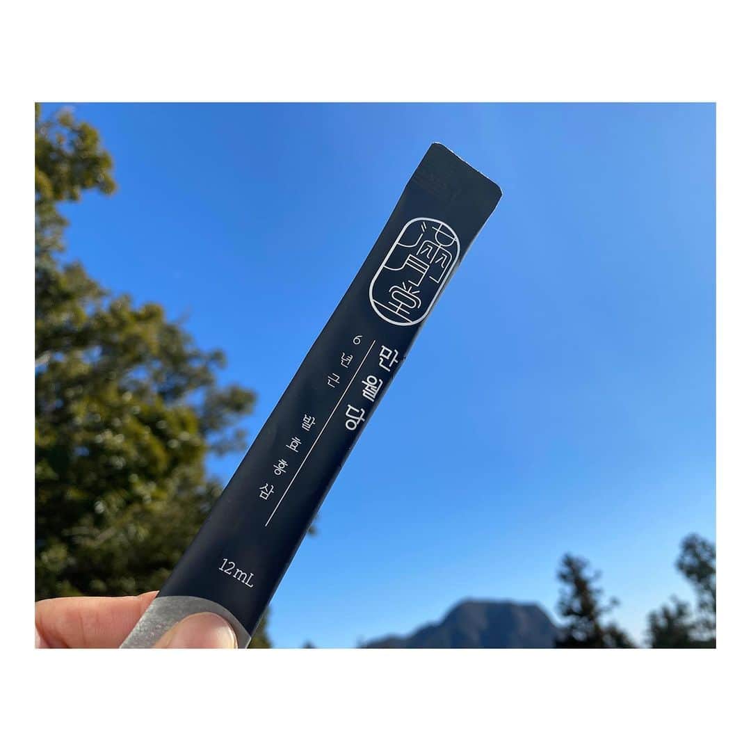 チン・ジェヨンのインスタグラム：「[커밍순 #cont_공동구매 ] . . 긴글이지만,  편지처럼 정독해읽어주세요.  . 이번오픈,  제가. 7개월 동안 꾸준히먹어온 만월당은  많은판매보다도 진심을담아 만드신 만월당대표님의열정과, 정말 좋은제품을 잘전달해드리고싶은마음과 아무리좋은제품을 많이먹어도 별효과를 느끼지못하신분들께도 도움이되고싶은맘으로 정말 많은정보와 자료와 제품들을비교하고  꼭 알아두면 좋은점들을 정리해보았어요.  홍삼을드시고계신분들도 꼭 체크해보세요.  . 🌑만월당은, 우리가 기존알고있는 홍삼.인삼 제품들중, 오랫동안 인삼만제조하는 전문제조원에서도 일반홍삼20mg 과 발효홍삼 7.9mg  이런함량과 조합의제품은 처음보았다고할정도로  ✔️만월당은 기존홍삼제품의 틀을넘어섰다.  라는 표현이 맞을듯해요.  . 우리나라는 홍삼의나라라고할만큼 몸이안좋으면  인삼. 홍삼을먹어야하나. 하는생각부터하게되는데,  그동안,  홍삼이 별효과가없었다면 홍삼의 흡수율의차이일수있어요.  우리나라 일반인중 30%는 사포닌분해균이 전혀없고, 나머지 70%중에서도 대사능력에 차이가있어 사포닌을 모두 정상적으로 흡수할수있는 사람은 소수에지나지 않는다고해요.  . 홍삼은, 몸에 잘흡수시키는것이 가장 큰포인트인데, 일반홍삼은 흡수가쉽지않고  흡수가쉬운 발효홍삼은 너무비싸고요.  몸에좋은 사포닌의 흡수를돕는 가장 킥포인트는,  활성성분 (컴파운드k)가 필요한데 시중제품중  비싼 발효홍삼이지만,  컴파운드케이수치가없는제품이 정말많았어요.  . 🌑만월당은,  이러한 문제점을 보완하기 위하여, 사포닌 성분을  인체에 흡수하기 수월한 형태로 (컴파운드K)로 전환하는 단계별 공정을 거침으로써, 고함량의 진세노사이드를흡수하는 (컴파운드K)를 제조하는 방법의 특허를 출원하여, 인증된 컴파운드케이 4.56mg을 함유하고있어요.  꾸준히섭취시 피로와 면역.기력에필요한  좋은홍삼을 효과를 느끼실수있어요.  . 그리고.  6년근홍삼과 발효홍삼을 함께사용한제품이 있긴하지만, 그리많지가 않아요.  심지어 🌑만월당은 1포당 진세노사이드 20mg (진세노사이드는 홍삼에 함유된 사포닌 성분을 일컫는 말로 진세노사이드 함량이 높을수록 홍삼성분함량이 높다는 것을 의미합니다.) . ✔️건강기능식품으로 분류되어있는 홍삼의 진세노사이드기준은 3mg/g 인데요.  시중의 90%가 넘는제품은 그 기준에서 크게 벗어나지 않게 (1~10%) 만들어지고있고, 건강기능식품으로 등록이 안된 홍삼제품들 (일반식품. 기타가공식품이거나, 진세노사이드가 표기되지않은 진액.젤리.스틱도 많이판매되고있었어요.  꼭 체크해보세요) . 🌑만월당은 발효홍삼농축액이7.9% 발효홍삼이 인기가있는이유는 흡수율 때문인데,  시중 (1%~3%)함량으로 가격이비싼 발효홍삼제품도많았어요.  . . 모두다 힘든시기  건강이최고라는 말이 정답인거같아요.  건강생각해서 큰맘먹고 선택하시는걸알기에 꼭 좋은제품을 소개해드리고싶었어요.  이왕이면, 꼼꼼하고 현명하게요.  먼저. 나부터 잘챙기고  가족도. 아이도 주위도 잘챙기고요.  . 🏷26일. 화요일 오전11시만나요.  *만월당은, 질병의 예방 및 치료를 위한  의약품이 아니며 건강의 증진 및 보호를 위한  건강기능식품입니다. . . #콘티✖️만월당 (26-28) @con.t_commerce  @manwoeldang_official  . .」