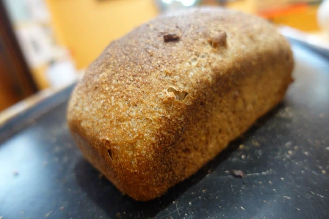 のインスタグラム：「＃コンプレノア　#コンプレ　コンプリートのコンプレで小麦粉をまるごと挽いた、ということ。ノアはクルミでクルミ入りの小麦全粒粉のパンです。小麦全粒粉だけだとだれやすく、生地が盛り上がらないので発酵種をつかっています。スキムミルク、発酵バター、クリームチーズが加わってよりおいしくたべやすい全粒粉パンです。 ＃自家製天然酵母のパン屋さんカンパーニュ　＃魔女菅原　＃小麦粉全粒粉　＃石臼挽き　＃南部小麦全粒粉　＃盛岡　＃盛岡パン　＃盛岡のパン屋さん　＃盛岡パン屋」