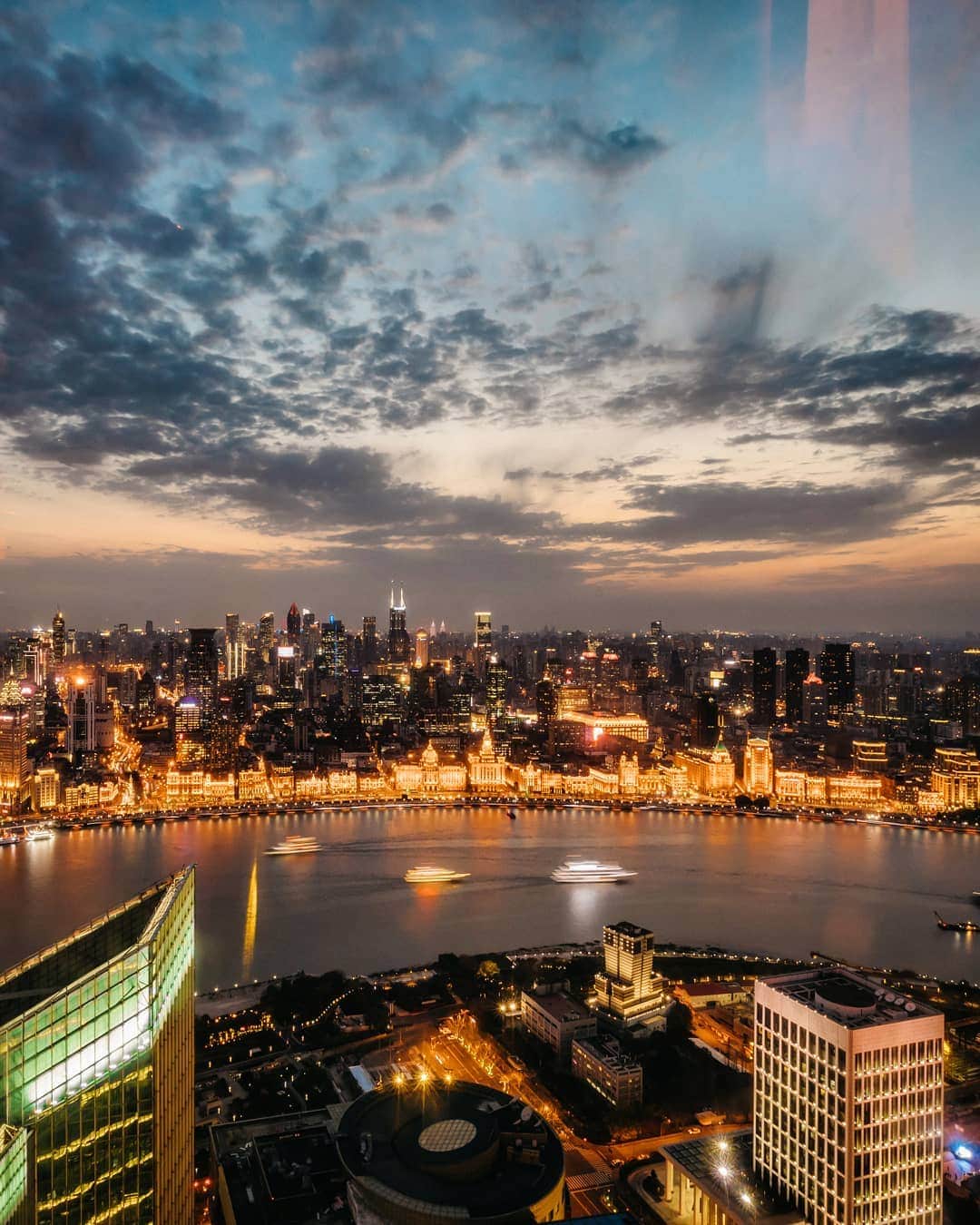 リッツ・カールトンのインスタグラム：「Perched above the city with a perfect view at The Ritz-Carlton #Shanghai, Pudong.」