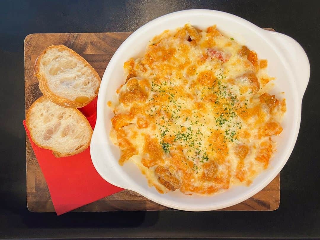 Courtyard by Marriott Tokyoのインスタグラム：「ラヴァロック　ランチ 11:30～14:30（L.O.14:00) 平日 🍽️--6種類のランチセットに週替わりパスタが加わってリニューアル -😀 1月25日の週替わりランチはラム肉トマト煮ショートパスタグラタン！（バゲット付き）  ラムのもも肉、ミックスチーズ、グリルベジタブルがたっぷり入った、おすすめのショートパスタグラタンです。  LAVAROCK Lunch 11:30～14:30（L.O.14:00) Weekdays 🍽️--Weekly Pasta starting next week from 1/25-😀  Tomato Sauce Short Pasta Gratin with Lamb (comes with baguette) This short pasta has delicious lamb meat, mixed cheese and grilled vegetables. You don't want to miss this perfect mix!  Share your images by tagging @cytokyo and you might be featured on our Instagram page! 😎  #ランチ #日本橋 #銀座 #レストラン #オフィスランチ #ホテル #東京駅 #京橋グルメ #京橋 #牛肉 #ランチ #東京 #マリオット #ランチセット #丸の内ol #東京駅 #京橋グルメ #京橋 #東京 #丸の内 #OL #美味しい #tasty #アメリカン #ラザニア #パスタ #lasagna #パスタランチ #pastalover #spaghetti #ズパゲッティ #ラム #ショートパスタ #グラタン #トマトソース」