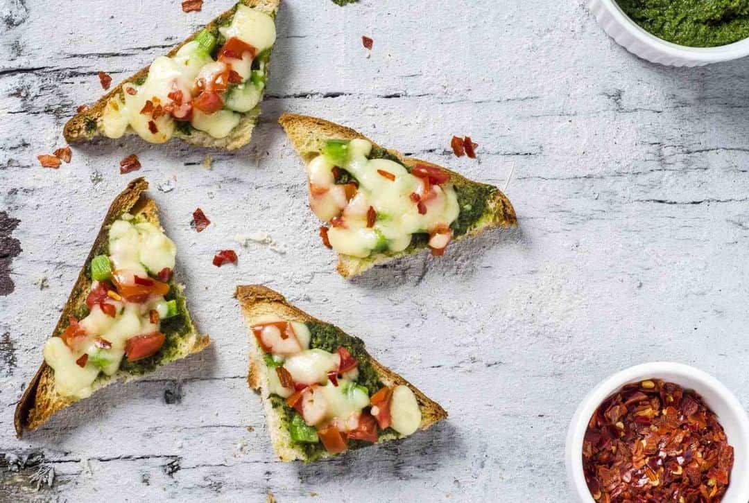 Archana's Kitchenさんのインスタグラム写真 - (Archana's KitchenInstagram)「Chutney Chili Cheese Toast Recipe is an Indian style open toast recipe which is flavoured with green chutney. It is a perfect dish to serve during your breakfast with a hot cup of tea.  Get the recipe from the smart.bio link in my profile @archanaskitchen . . . . . . #recipes #easyrecipes #breakfast #Indianbreakfast #archanaskitchen #healthyeating #highprotein #breakfastclub #dosa #dosarecipes #dosabatter #ragi #ragidosa #mysoremasaladosa #homemadefood #eatfit #cooking #food #healthyrecipes #foodphotography #recipeoftheday #comfortfood #deliciousfood #delicious #instayum」1月23日 11時30分 - archanaskitchen
