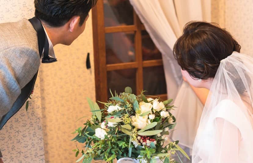 ヴィラデマリアージュさいたまのインスタグラム：「南フランス結婚式の街﻿ ﻿ 教会へとあつまってくださった﻿ 大切なゲストの皆様をこっそりのぞく﻿ 挙式前のおふたり﻿ ﻿ ドキドキと、ワクワクと、嬉しさが高まる瞬間です ﻿ #villasdesmariages#ヴィラデマリアージュ#ヴィラデマリアージュさいたま#結婚式レポート#結婚式場#ウェディング#wedding#ブライダルフェア#2021年夏婚#2021年秋婚﻿ #式場見学#大宮結婚式場#結婚式場探し#式場探し#南フランス#コンセプトウェディング#ガーデンウェディング#プレ花嫁#プレ花嫁準備#プレ花嫁さんと繋がりたい#卒花嫁#卒花嫁レポ#卒花嫁さんと繋がりたい#さいたま#さいたま結婚式場」