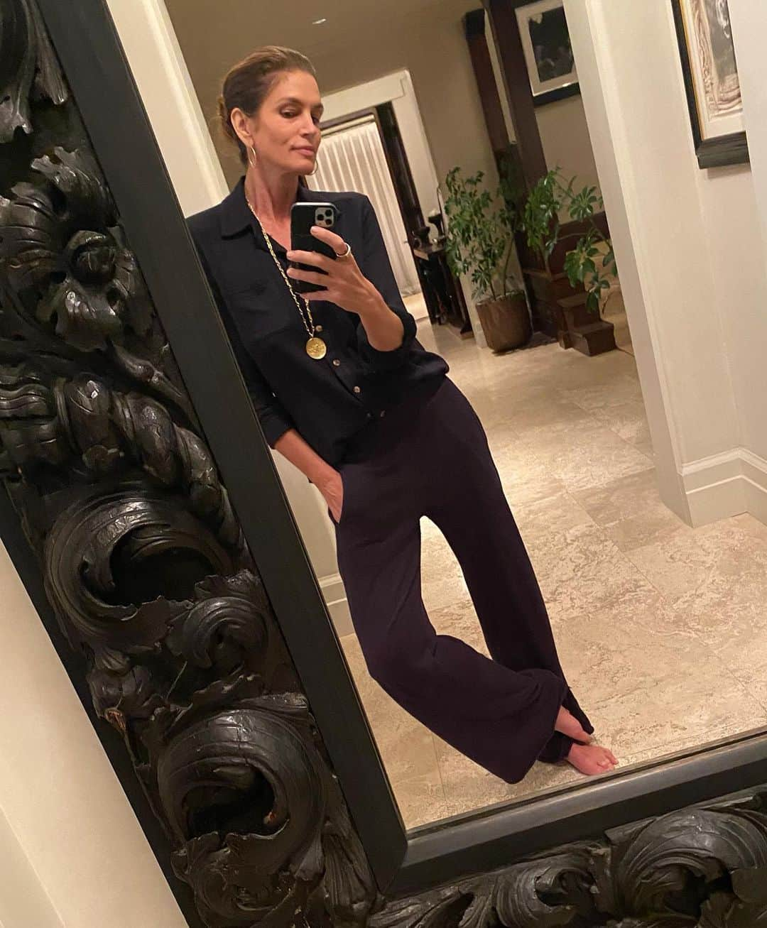 シンディ・クロフォードさんのインスタグラム写真 - (シンディ・クロフォードInstagram)「Friday nights at home!」1月23日 11時36分 - cindycrawford