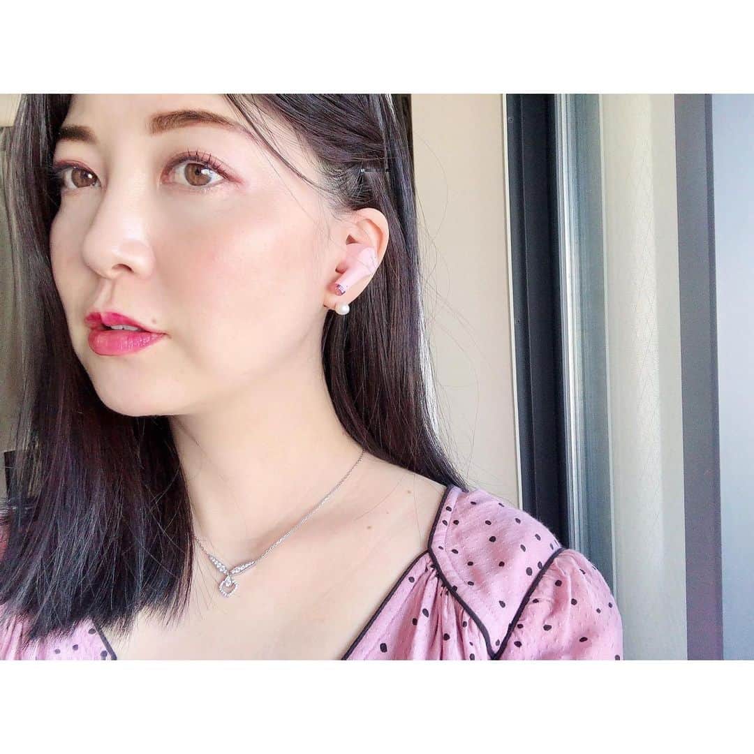 永末まゆのインスタグラム：「ワイヤレスイヤフォンの写真って撮るの難しいー🥺  東京に来て最初の撮影の仕事は、SONYのヘッドフォンカタログまるまる一冊！のお仕事で、その時も撮影の角度とか大変だったなーって思い出した😊🎧✨  時は変わって、今はワイヤレスイヤフォンが主流だけど、 小さく、可愛くなったねー✨  つけてないみたい😳にファッションにすっと馴染む @sudio 🌸ピンクのケースもめちゃくちゃ可愛い💕  操作性はもちろん、音も問題なしで、大活躍してくれそう🌸  紹介してもらったのだけど、SNSに載せなくて大丈夫ですー！って言われたのに気に入ったから載せちゃう☺️✨  ・ ・ ・ #ワイヤレスイヤホン #音のある生活 #イヤホン #イヤフォン #イヤフォンケース #sudio #velnica #便利アイテム #自粛生活を楽しく過ごす #ピンク好きな人と繋がりたい #ノーファンデ #音楽のある生活」