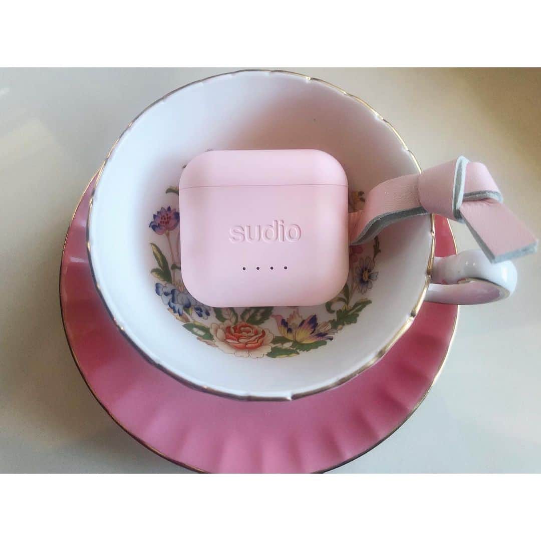 永末まゆさんのインスタグラム写真 - (永末まゆInstagram)「ワイヤレスイヤフォンの写真って撮るの難しいー🥺  東京に来て最初の撮影の仕事は、SONYのヘッドフォンカタログまるまる一冊！のお仕事で、その時も撮影の角度とか大変だったなーって思い出した😊🎧✨  時は変わって、今はワイヤレスイヤフォンが主流だけど、 小さく、可愛くなったねー✨  つけてないみたい😳にファッションにすっと馴染む @sudio 🌸ピンクのケースもめちゃくちゃ可愛い💕  操作性はもちろん、音も問題なしで、大活躍してくれそう🌸  紹介してもらったのだけど、SNSに載せなくて大丈夫ですー！って言われたのに気に入ったから載せちゃう☺️✨  ・ ・ ・ #ワイヤレスイヤホン #音のある生活 #イヤホン #イヤフォン #イヤフォンケース #sudio #velnica #便利アイテム #自粛生活を楽しく過ごす #ピンク好きな人と繋がりたい #ノーファンデ #音楽のある生活」1月23日 11時37分 - nagasuemayu
