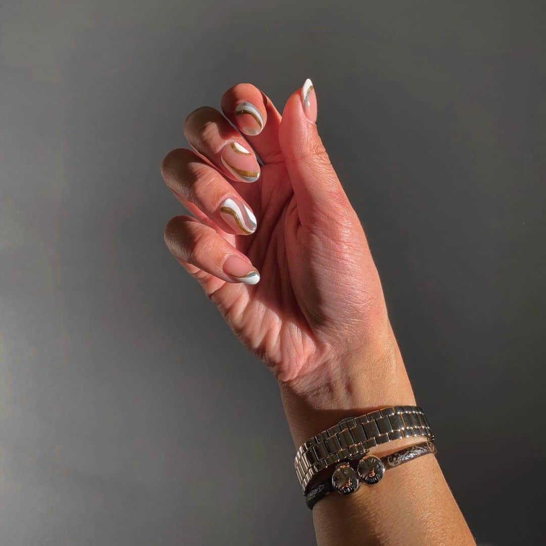 カナカ・ステラさんのインスタグラム写真 - (カナカ・ステラInstagram)「New nails art💅🤍 クリアベージュをベースに、ホワイトとメタルゴールドのライン。アクセントでグレーもちょこっと。#newnails #nailart#winternails#ネイルアート」1月23日 11時39分 - kanakastella